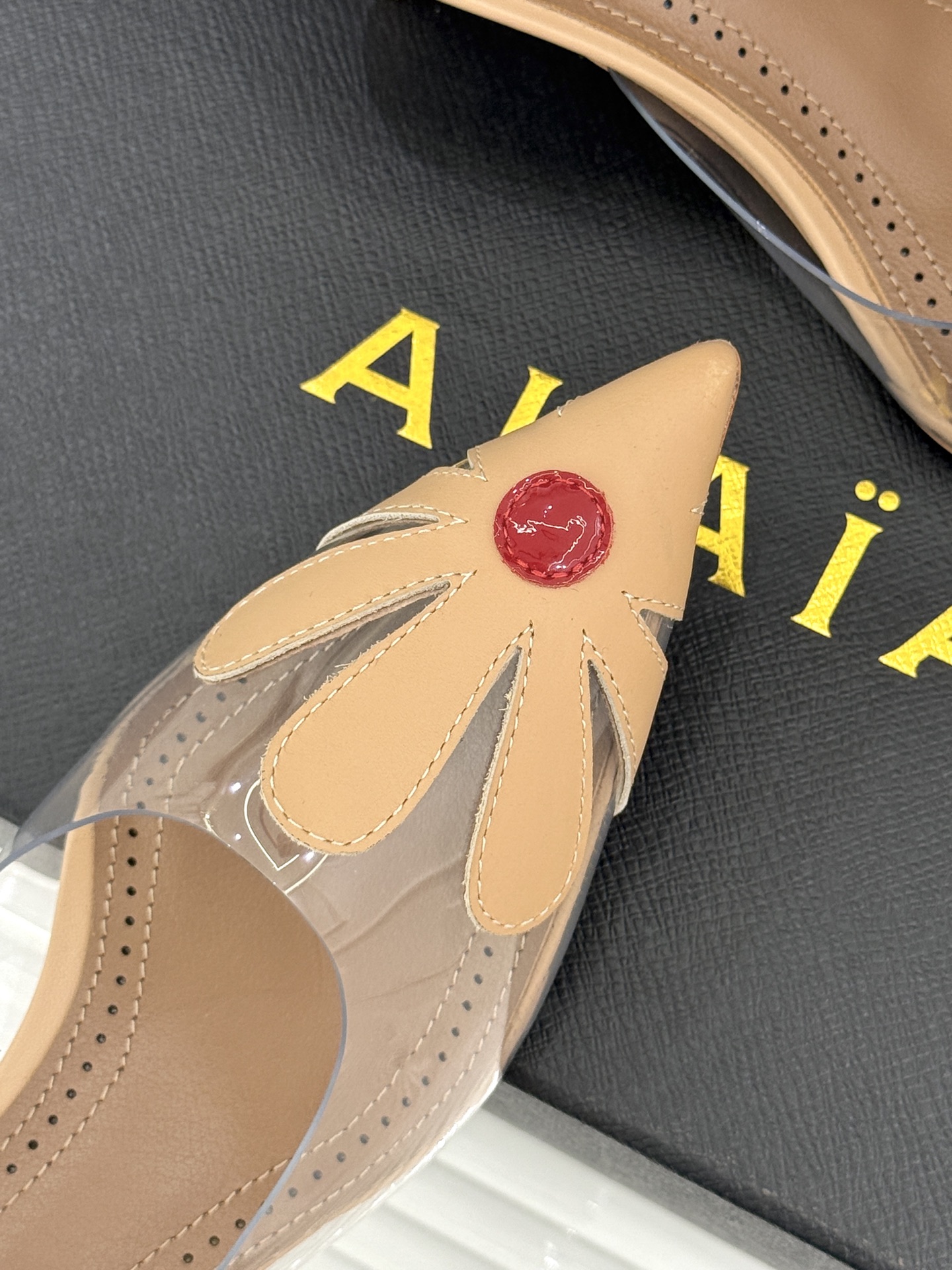 ALAÏA/阿莱亚26WF新品走秀胶片花卉系列尖头高跟凉鞋拖鞋朦胧胶片晕染花卉诗意尖头线条锋利又柔美高跟