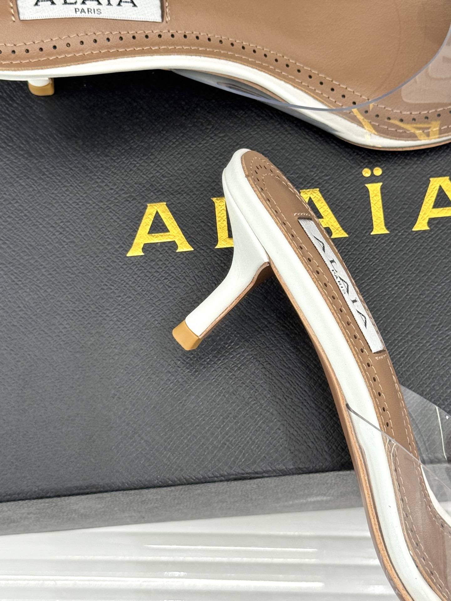 ALAÏA/阿莱亚26WF新品走秀胶片花卉系列尖头高跟凉鞋拖鞋朦胧胶片晕染花卉诗意尖头线条锋利又柔美高跟 ALAÏA/阿莱亚26WF新品走秀胶片花卉系列尖头高跟凉鞋拖鞋朦胧胶片晕染花卉诗意尖头线条锋利又柔美高跟