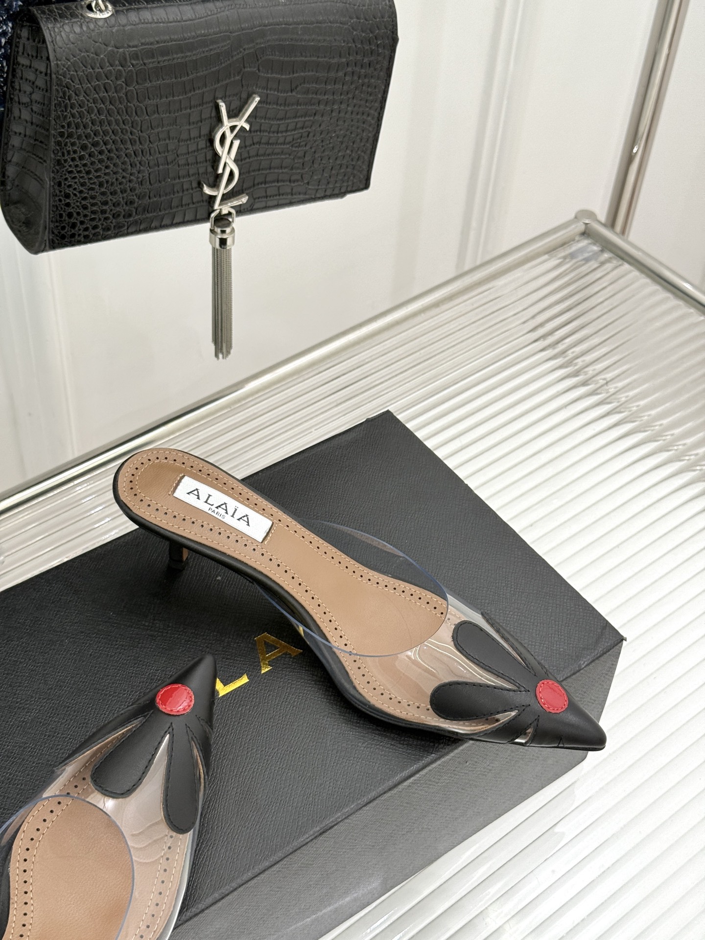 ALAÏA/阿莱亚26WF新品走秀胶片花卉系列尖头高跟凉鞋拖鞋朦胧胶片晕染花卉诗意尖头线条锋利又柔美高跟 ALAÏA/阿莱亚26WF新品走秀胶片花卉系列尖头高跟凉鞋拖鞋朦胧胶片晕染花卉诗意尖头线条锋利又柔美高跟
