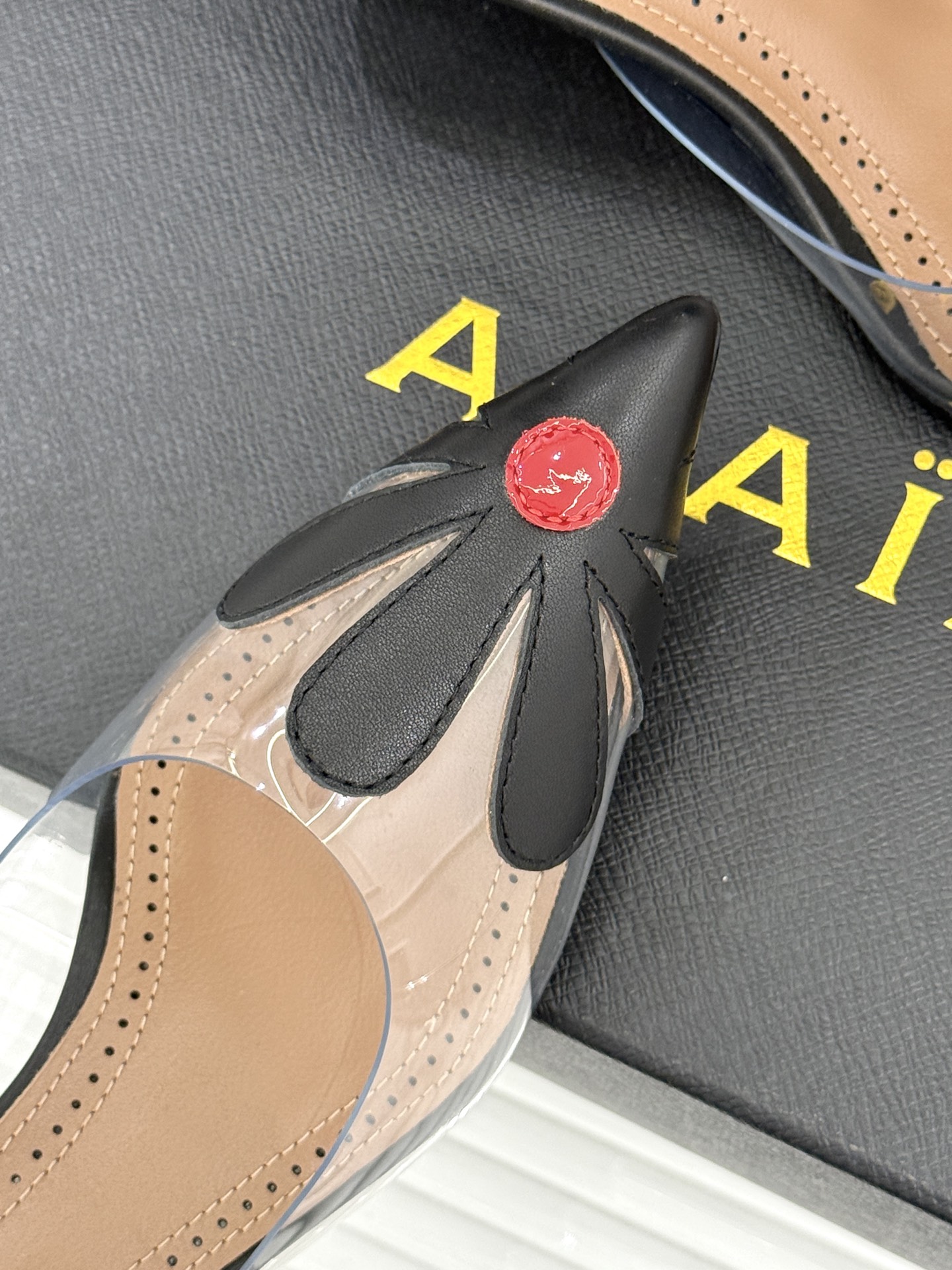 ALAÏA/阿莱亚26WF新品走秀胶片花卉系列尖头高跟凉鞋拖鞋朦胧胶片晕染花卉诗意尖头线条锋利又柔美高跟 ALAÏA/阿莱亚26WF新品走秀胶片花卉系列尖头高跟凉鞋拖鞋朦胧胶片晕染花卉诗意尖头线条锋利又柔美高跟