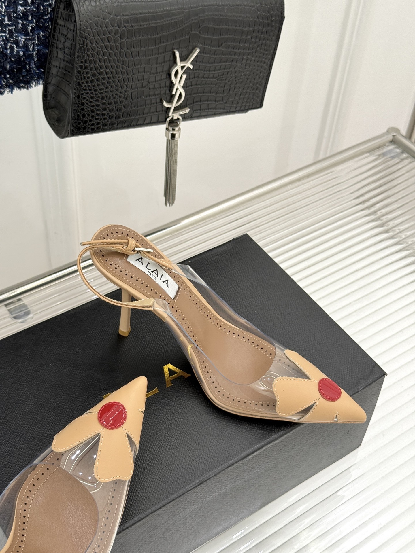 ALAÏA/阿莱亚26WF新品走秀胶片花卉系列尖头高跟凉鞋拖鞋朦胧胶片晕染花卉诗意尖头线条锋利又柔美高跟 ALAÏA/阿莱亚26WF新品走秀胶片花卉系列尖头高跟凉鞋拖鞋朦胧胶片晕染花卉诗意尖头线条锋利又柔美高跟