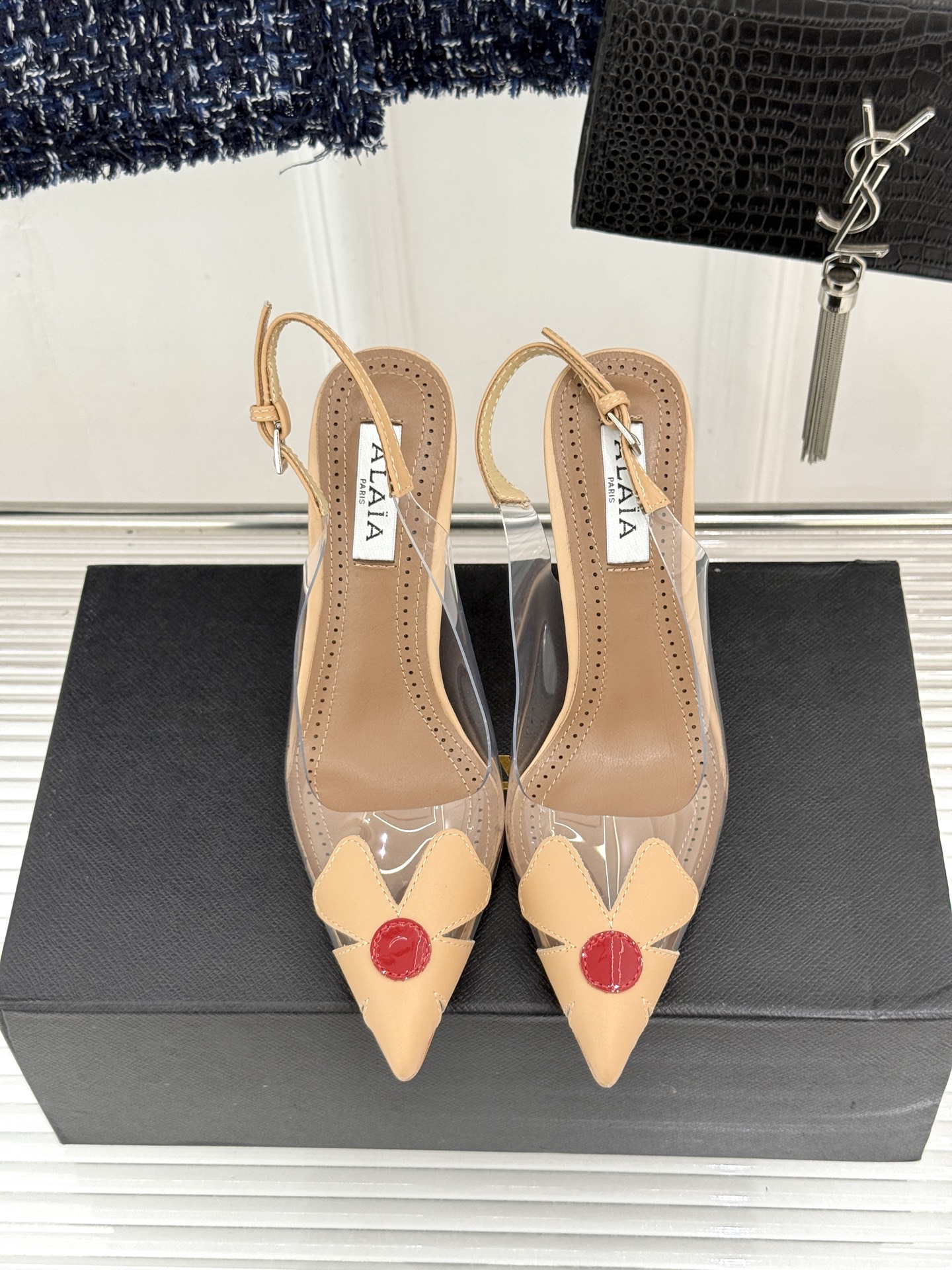 ALAÏA/阿莱亚26WF新品走秀胶片花卉系列尖头高跟凉鞋拖鞋朦胧胶片晕染花卉诗意尖头线条锋利又柔美高跟 ALAÏA/阿莱亚26WF新品走秀胶片花卉系列尖头高跟凉鞋拖鞋朦胧胶片晕染花卉诗意尖头线条锋利又柔美高跟