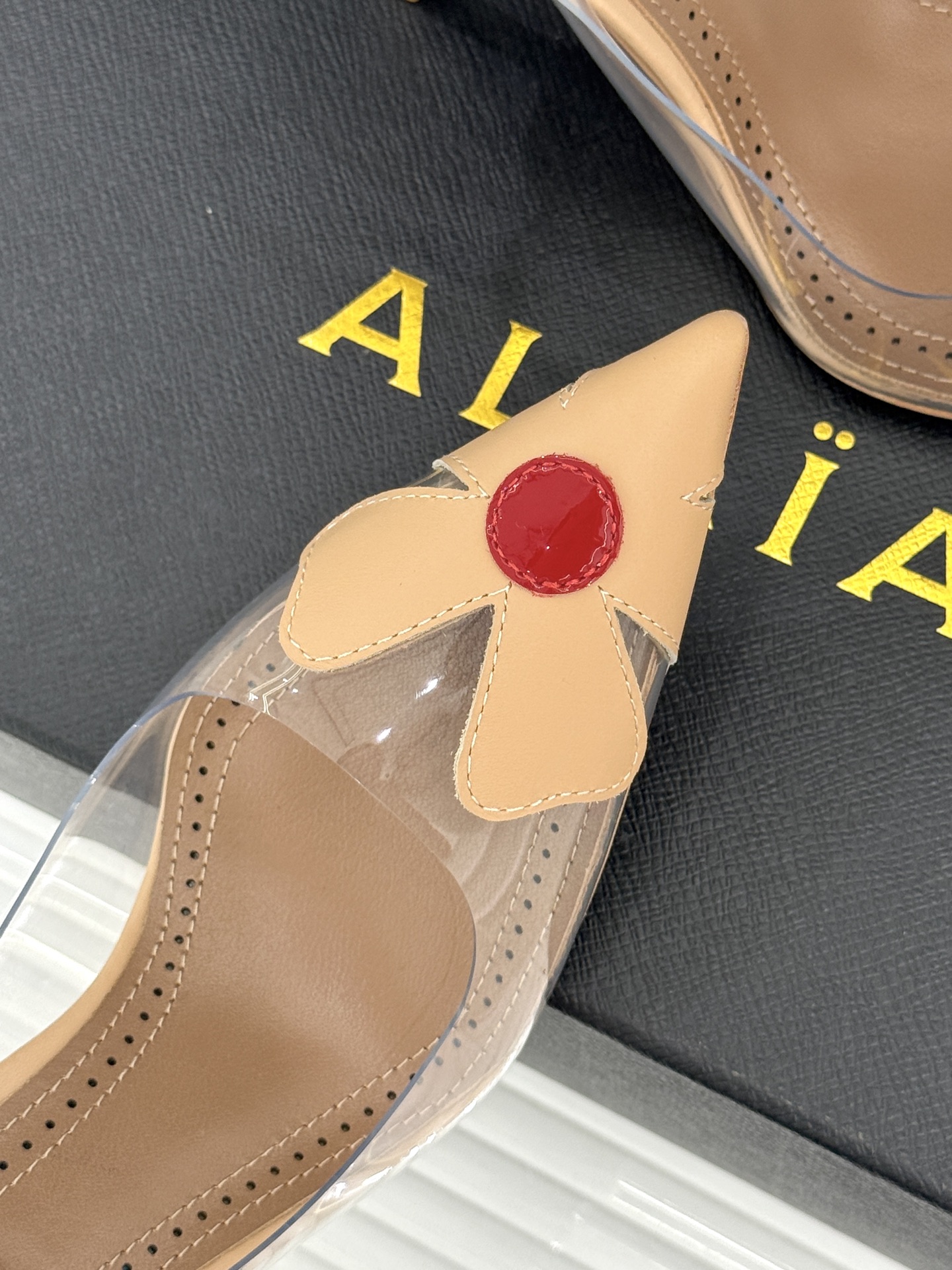 ALAÏA/阿莱亚26WF新品走秀胶片花卉系列尖头高跟凉鞋拖鞋朦胧胶片晕染花卉诗意尖头线条锋利又柔美高跟 ALAÏA/阿莱亚26WF新品走秀胶片花卉系列尖头高跟凉鞋拖鞋朦胧胶片晕染花卉诗意尖头线条锋利又柔美高跟
