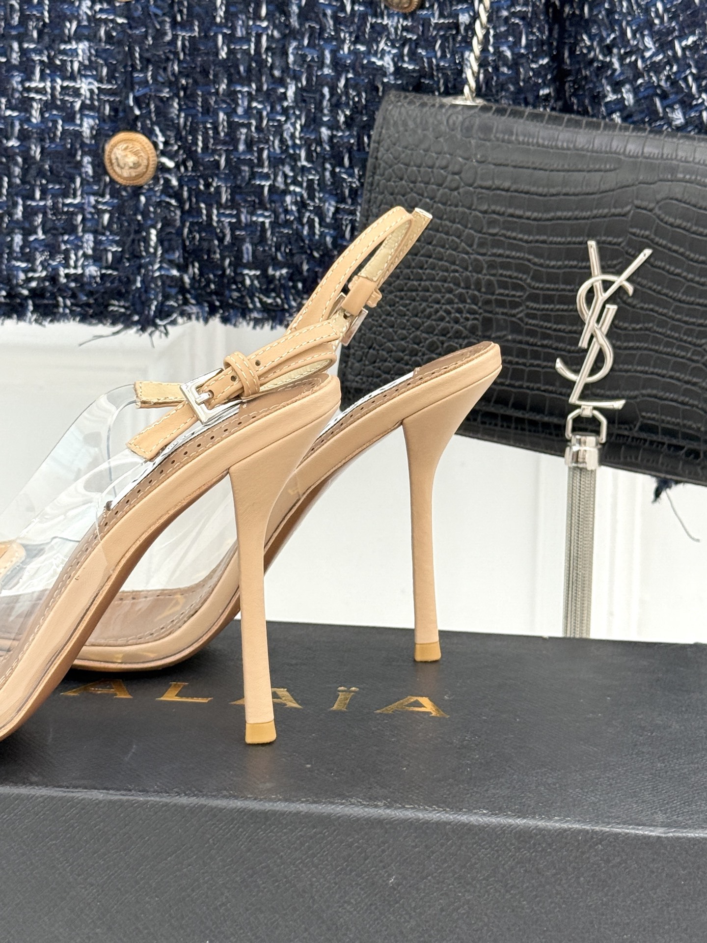 ALAÏA/阿莱亚26WF新品走秀胶片花卉系列尖头高跟凉鞋拖鞋朦胧胶片晕染花卉诗意尖头线条锋利又柔美高跟 ALAÏA/阿莱亚26WF新品走秀胶片花卉系列尖头高跟凉鞋拖鞋朦胧胶片晕染花卉诗意尖头线条锋利又柔美高跟