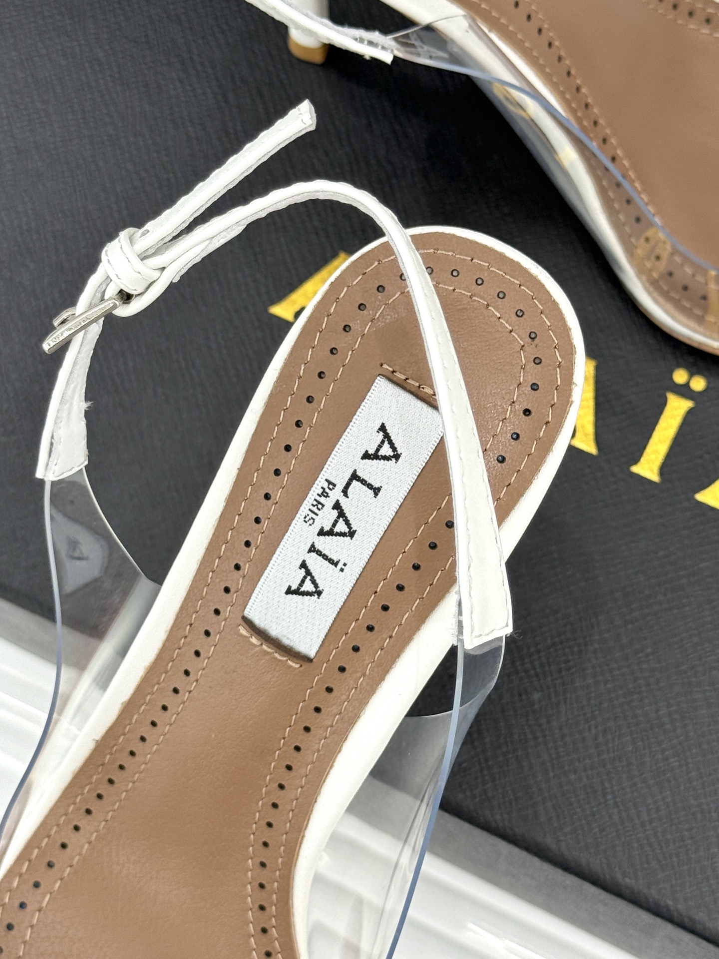 ALAÏA/阿莱亚26WF新品走秀胶片花卉系列尖头高跟凉鞋拖鞋朦胧胶片晕染花卉诗意尖头线条锋利又柔美高跟 ALAÏA/阿莱亚26WF新品走秀胶片花卉系列尖头高跟凉鞋拖鞋朦胧胶片晕染花卉诗意尖头线条锋利又柔美高跟