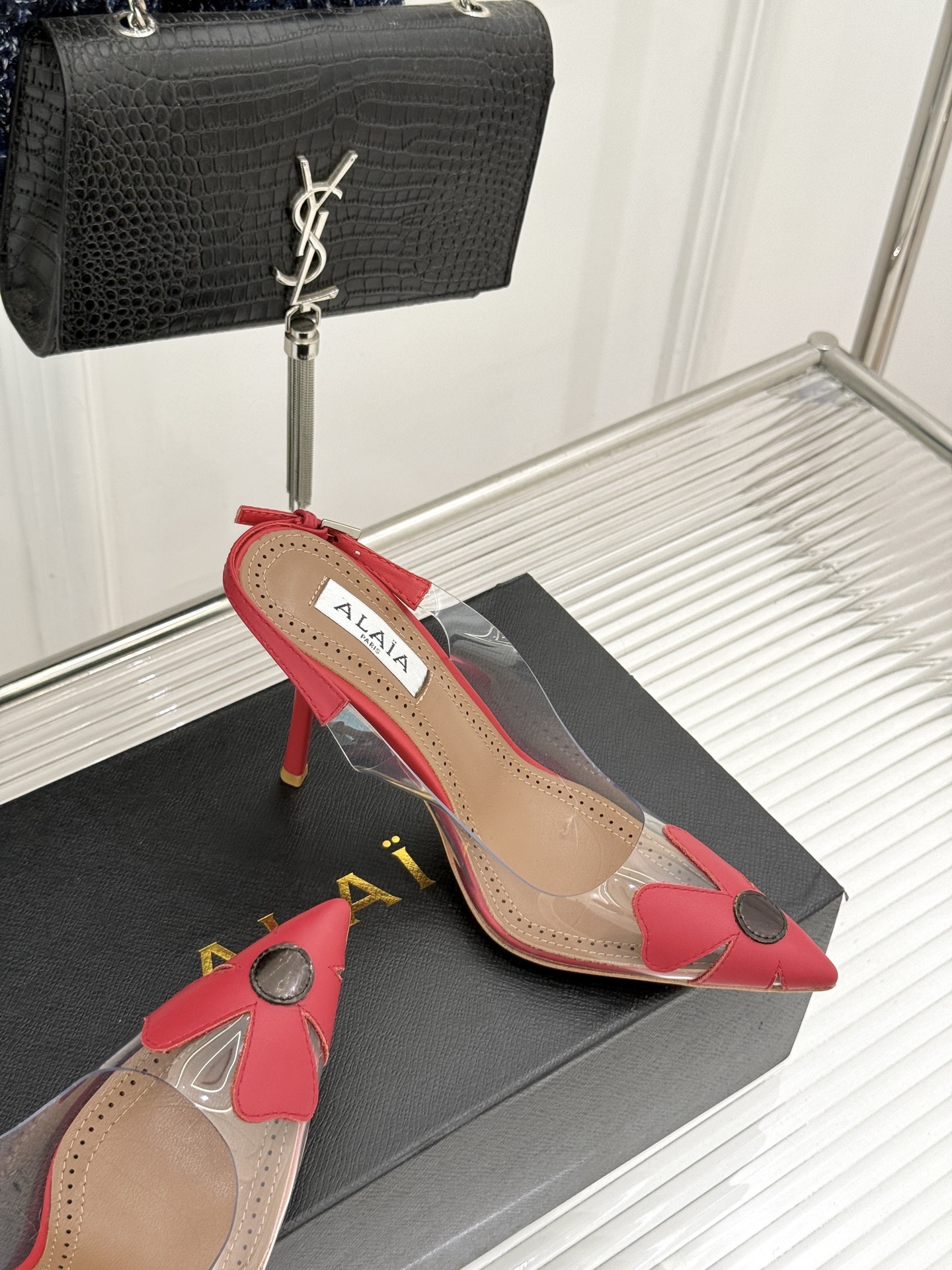 ALAÏA/阿莱亚26WF新品走秀胶片花卉系列尖头高跟凉鞋拖鞋朦胧胶片晕染花卉诗意尖头线条锋利又柔美高跟 ALAÏA/阿莱亚26WF新品走秀胶片花卉系列尖头高跟凉鞋拖鞋朦胧胶片晕染花卉诗意尖头线条锋利又柔美高跟
