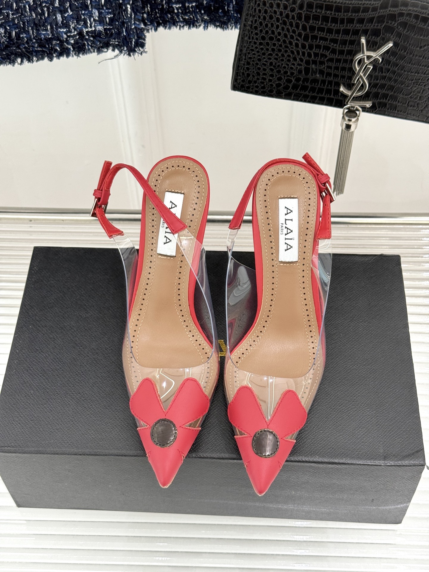 ALAÏA/阿莱亚26WF新品走秀胶片花卉系列尖头高跟凉鞋拖鞋朦胧胶片晕染花卉诗意尖头线条锋利又柔美高跟 ALAÏA/阿莱亚26WF新品走秀胶片花卉系列尖头高跟凉鞋拖鞋朦胧胶片晕染花卉诗意尖头线条锋利又柔美高跟