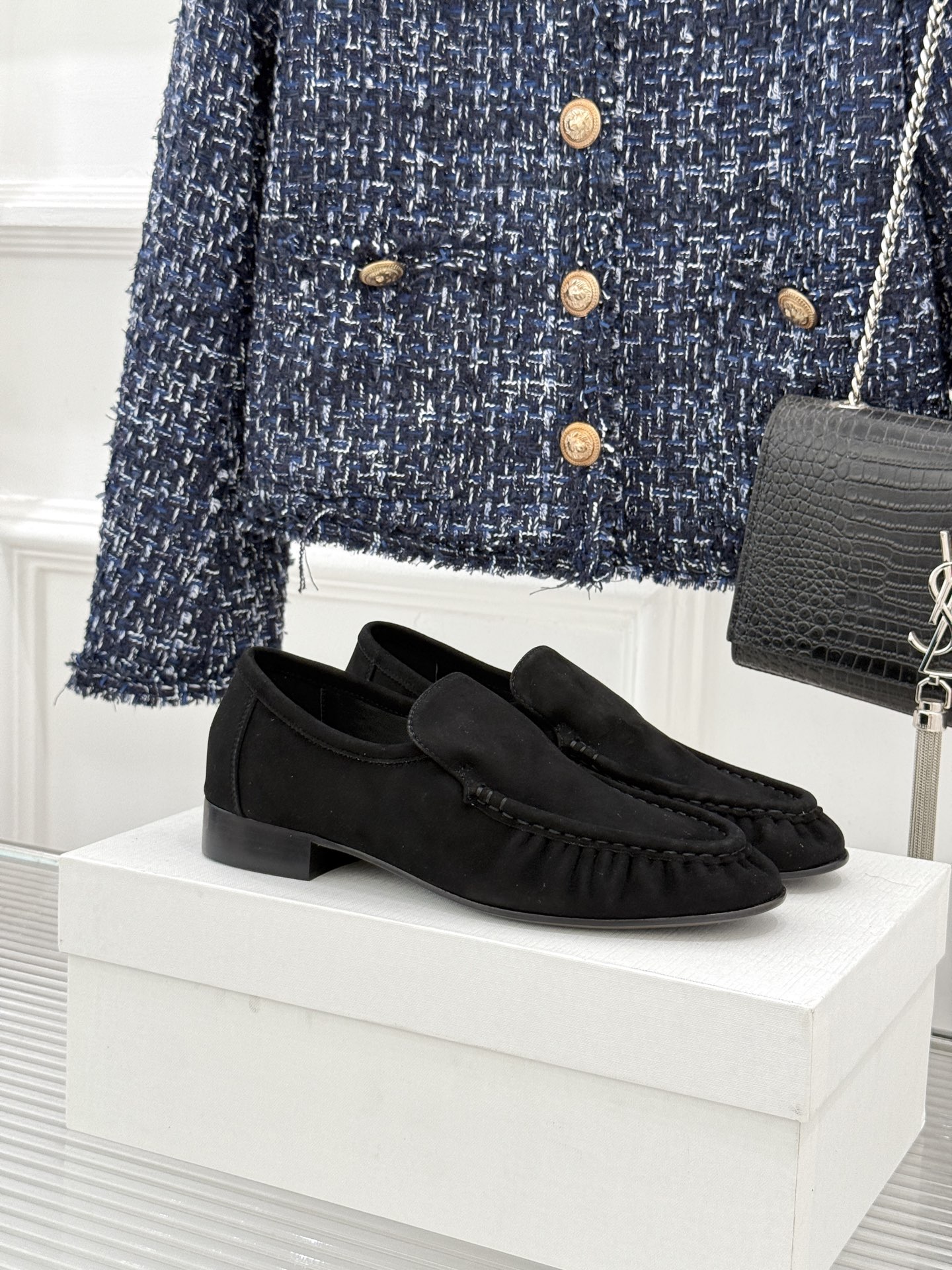 NO:871489,The Row26WF new product, old money style, retro pleated slip-on loafers, old money style native loafers, retro pleats blended into time, slip-on to unlock lazy posture, classic loafers are super durable, Italian hand-tanned soft leather, delicate texture brings a sense of luxury, all-sheep leather lining is soft to the core, clouds feel ridiculously soft on the feet, no logo design is true luxury, low-key hides ultimate taste  Pair it with straight-leg trousers for a relaxed feel. Pair it with a windbreaker and instantly transform into a stylish heroine. Perfect for commuting and dating. An investment model that can be worn for ten years. The elegance of old money is never ostentatious and only shows calmness in the details. This pair is really worth it with your eyes closed. The fabric is made of original customized leather. The lining of the toes is all sheepskin. The Italian imported genuine leather outsole size 35-39 (customized 40/41)  No. 937202600605,loafers,sheepskin,Leather soles19860909The Row26WF新品老钱风 复古褶皱一脚蹬乐福鞋 老钱风本命乐福鞋 复古褶皱揉进时光里 一脚蹬解锁慵懒姿态 经典乐福鞋型超耐看 意大利手工鞣制软皮 细腻肌理自带高级感 全羊皮内里软到心坎 云朵脚感软到离谱 无logo设计才是真奢华 低调中藏着极致品味 配直筒裤松弛感拉满 搭风衣秒变气质女主 通勤约会都能完美hold住 一双能穿十年的投资款 老钱的优雅从不张扬 只在细节处流露从容 这双真的闭眼入不亏 面料采用原版定制皮料 内里踮脚均为羊皮 意大利进口真皮大底 size35-39（40/41定制） 编号937202600605,乐福鞋,loafers,sheepskin,Leather soles,Women's Shoes
