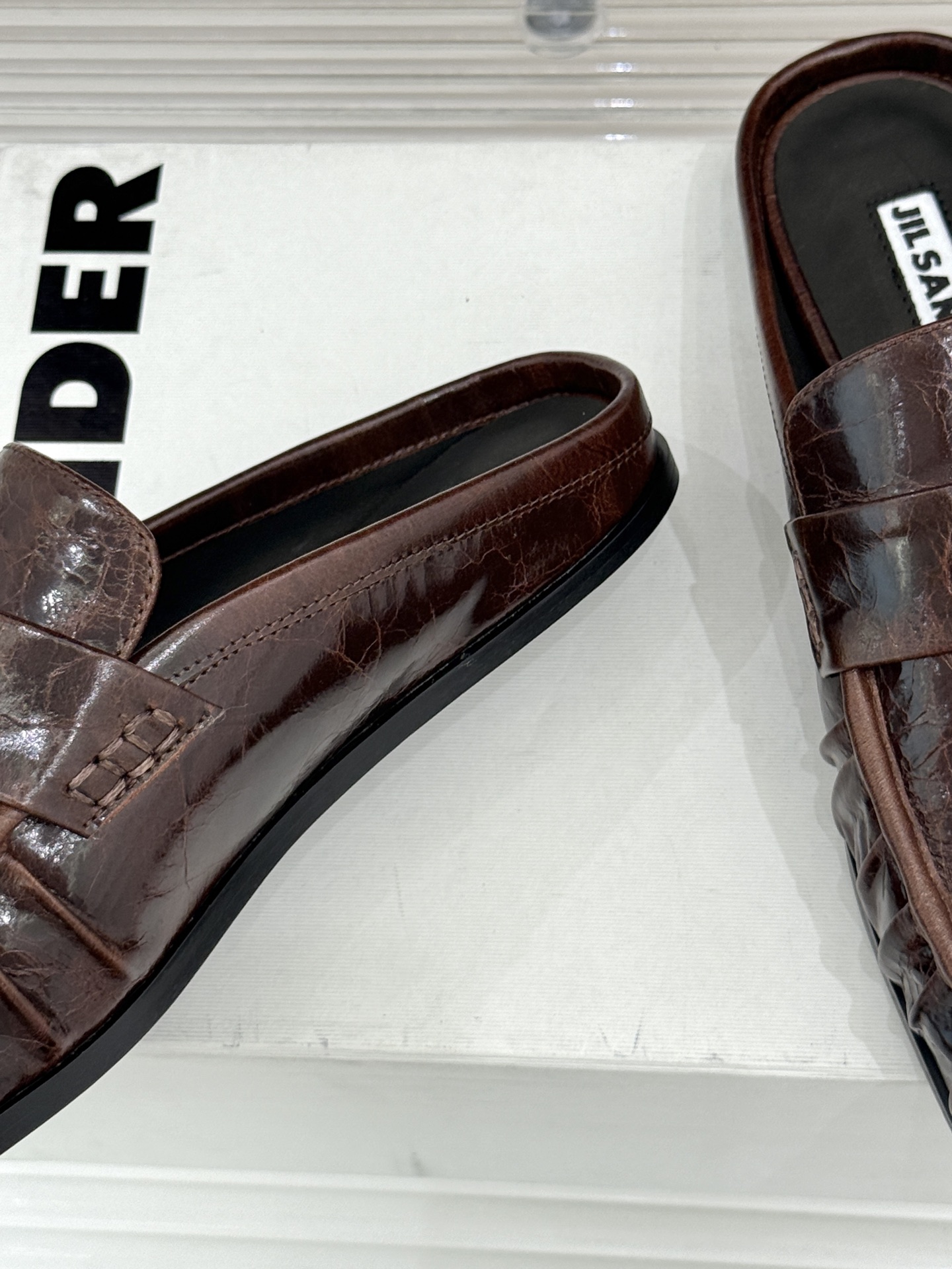 Jil Sander/吉尔桑达 26WF新品老钱风褶皱一脚蹬平底包头半拖老钱风的终极答案褶皱肌理藏着高级 Jil Sander/吉尔桑达 26WF新品老钱风褶皱一脚蹬平底包头半拖老钱风的终极答案褶皱肌理藏着高级