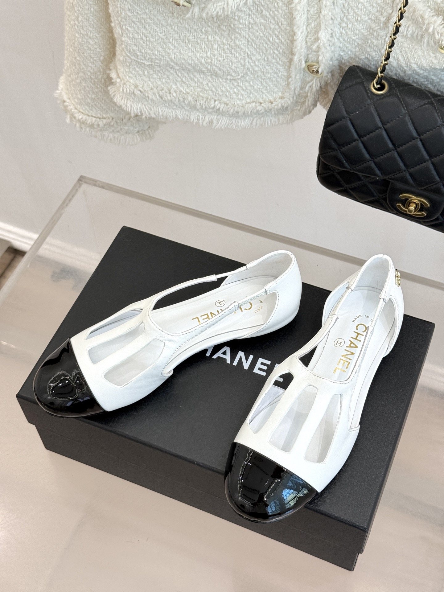 CHANE*｜小香26A新品双C圆头拼色镂空平底凉鞋小双C暗纹藏于镂空肌理复古圆头包裹住娇俏足尖经典拼色
