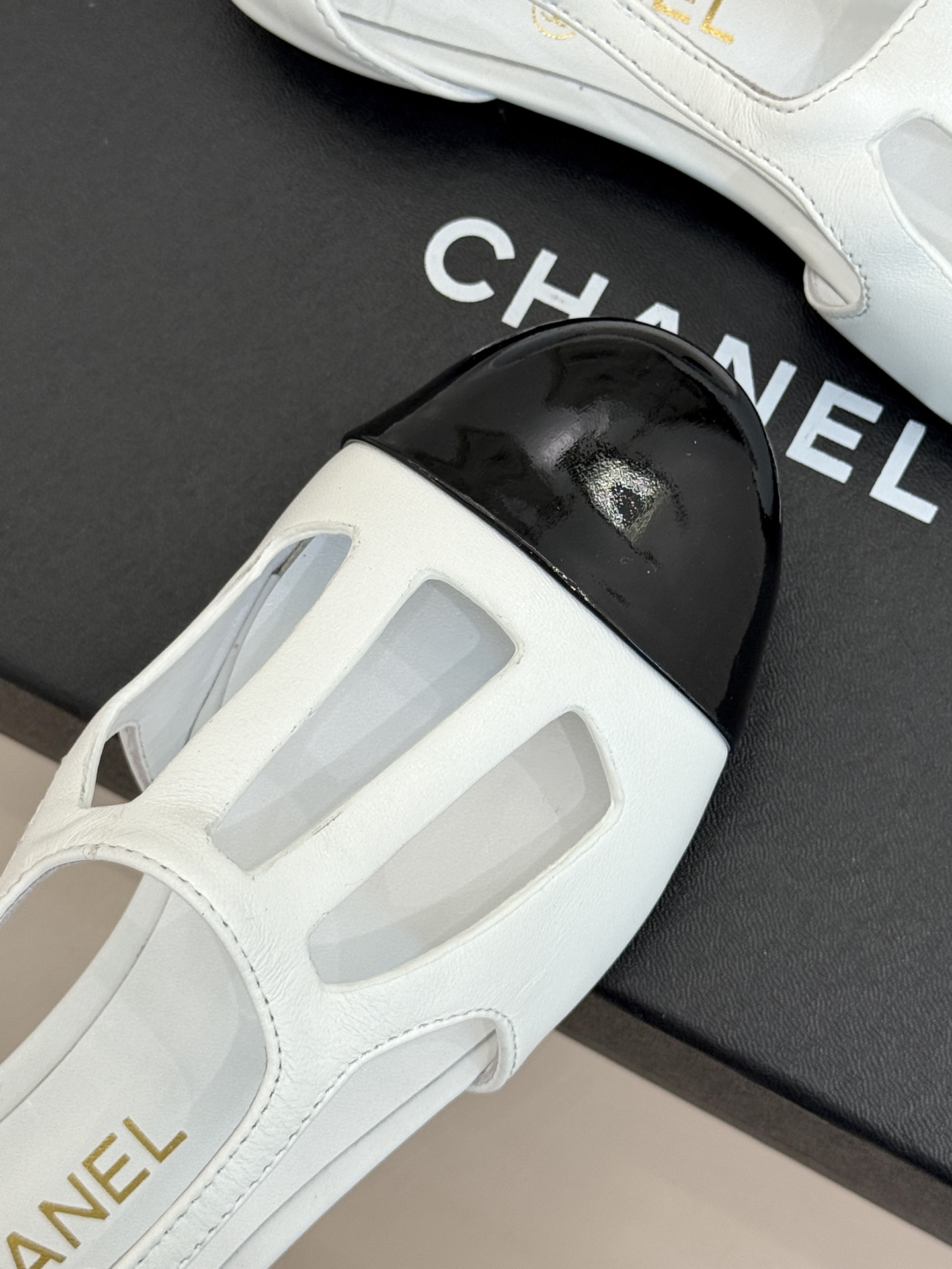 CHANE*｜小香26A新品双C圆头拼色镂空平底凉鞋小双C暗纹藏于镂空肌理复古圆头包裹住娇俏足尖经典拼色