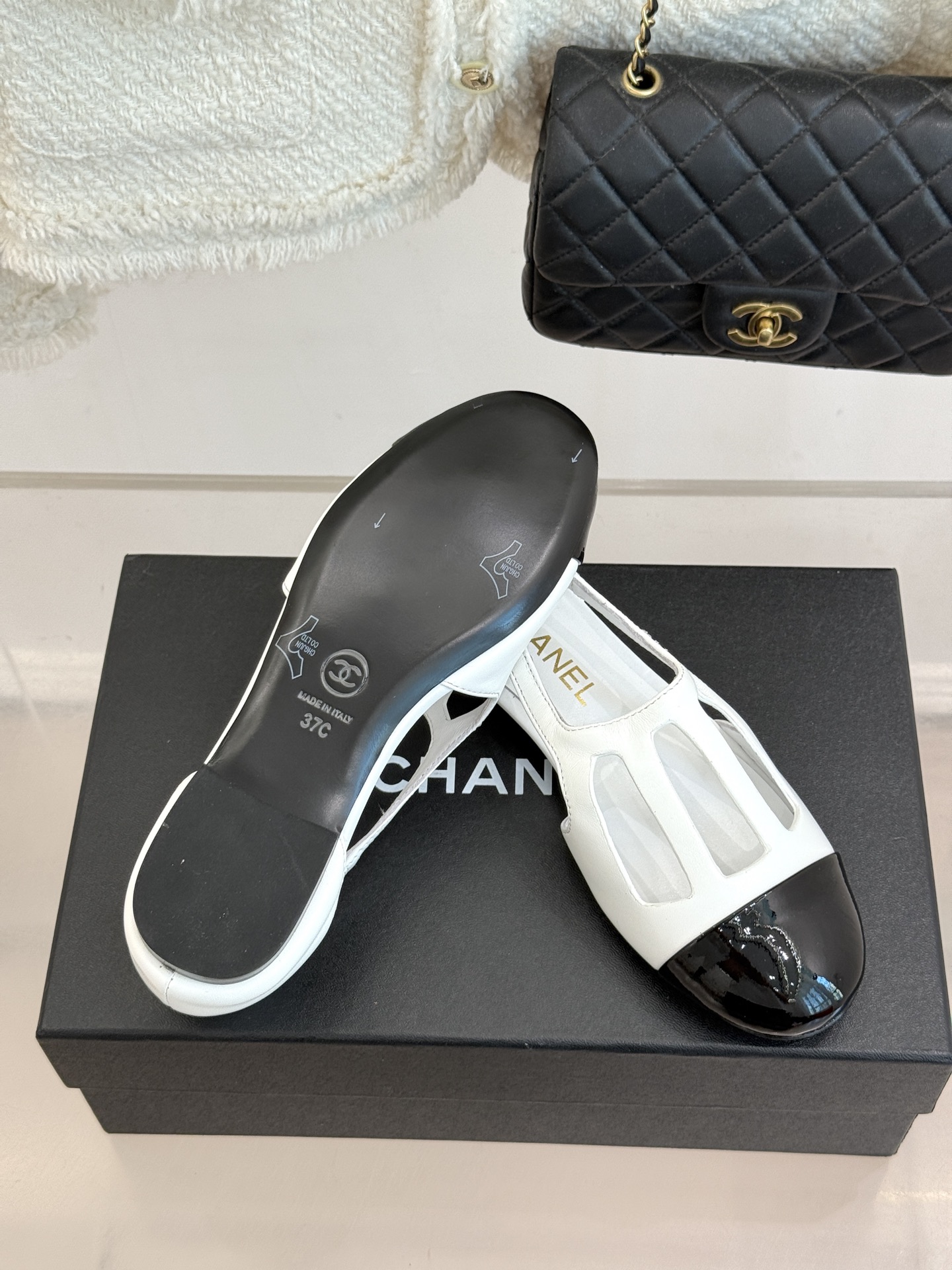 CHANE*｜小香26A新品双C圆头拼色镂空平底凉鞋小双C暗纹藏于镂空肌理复古圆头包裹住娇俏足尖经典拼色