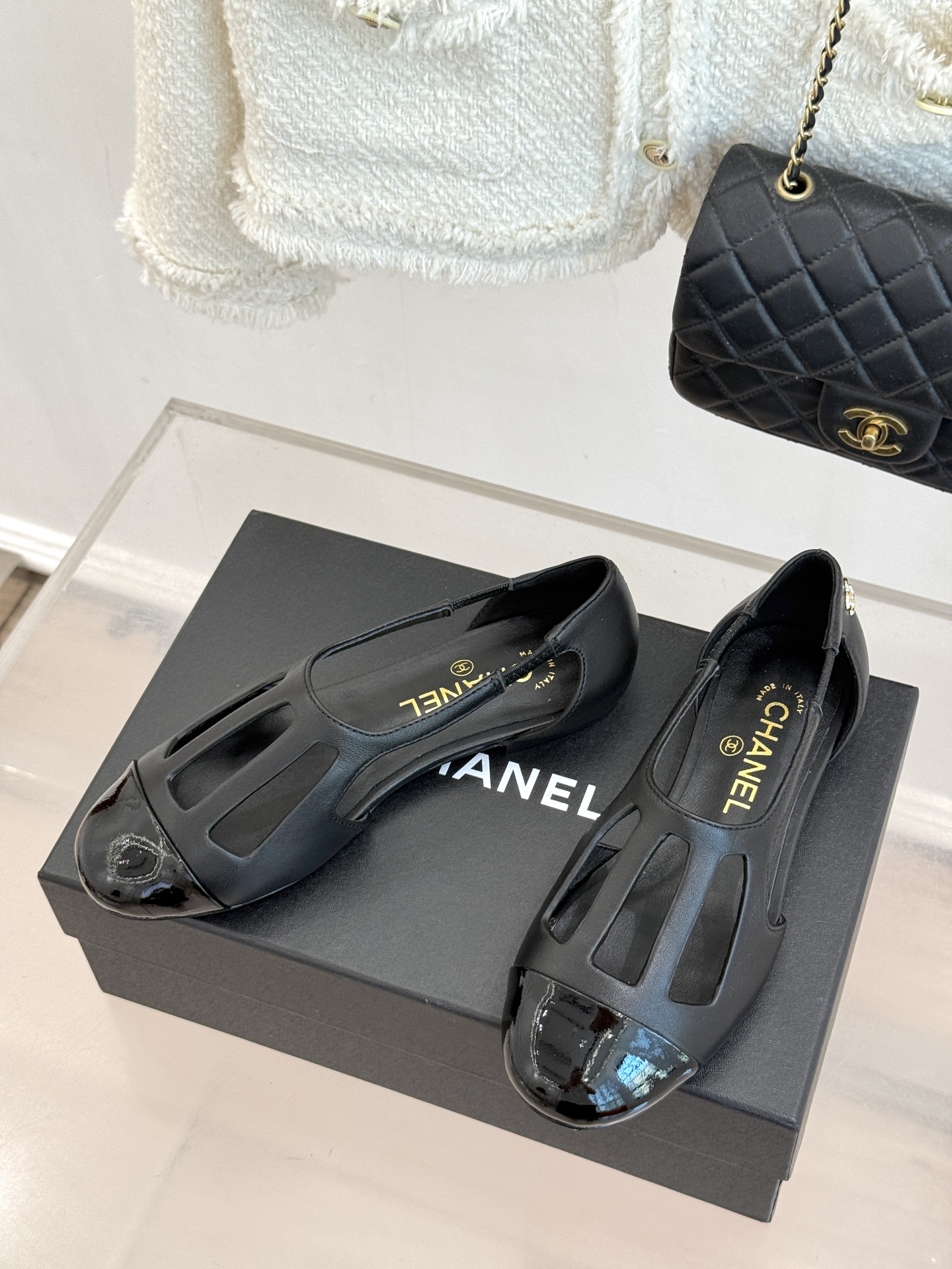 CHANE*|小香26A新品双C圆头拼色镂空平底凉鞋小双C暗纹藏于镂空肌理复古圆头包裹住娇俏足尖经典拼色 CHANE*|小香26A新品双C圆头拼色镂空平底凉鞋小双C暗纹藏于镂空肌理复古圆头包裹住娇俏足尖经典拼色