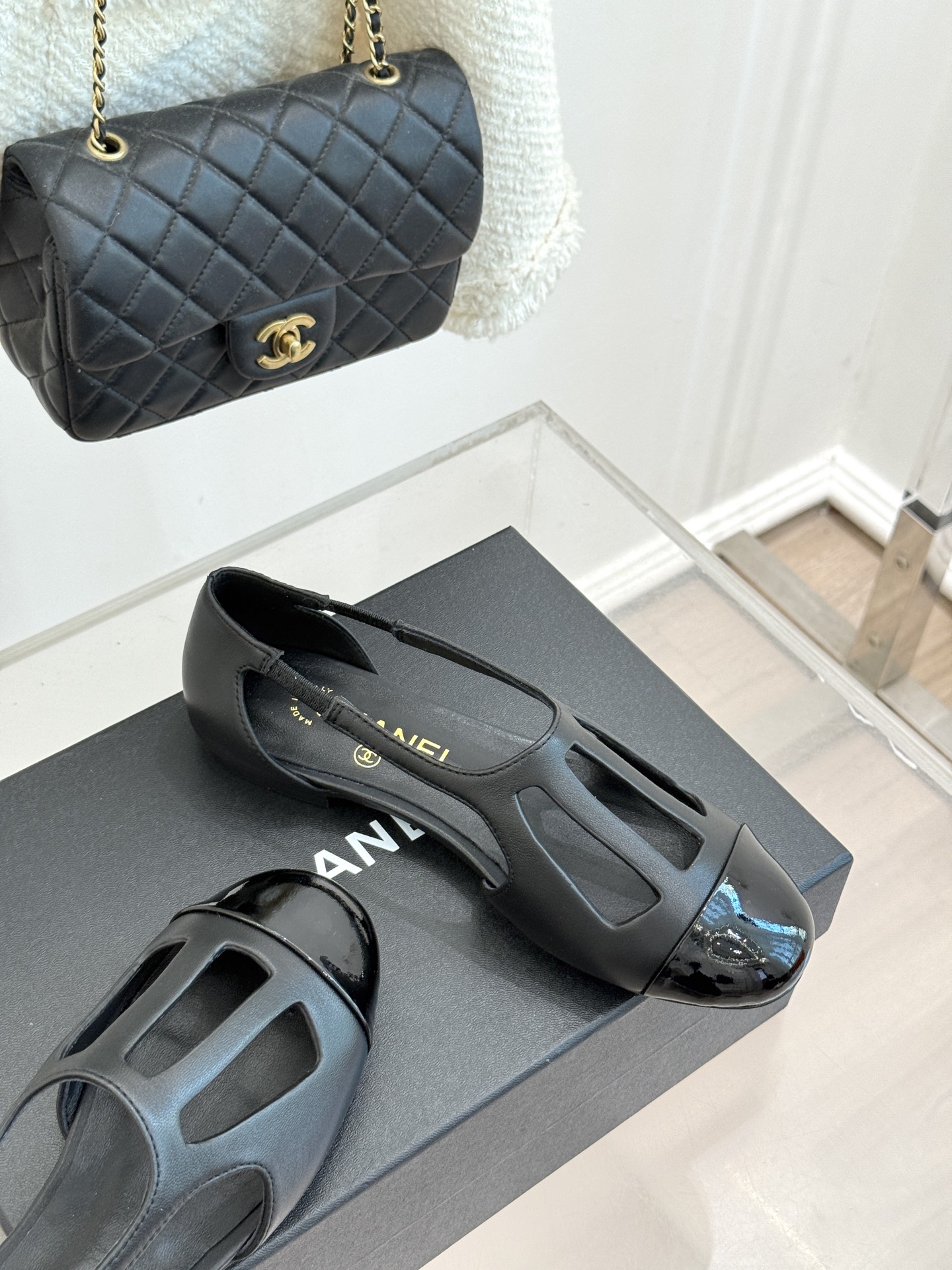 CHANE*|小香26A新品双C圆头拼色镂空平底凉鞋小双C暗纹藏于镂空肌理复古圆头包裹住娇俏足尖经典拼色 CHANE*|小香26A新品双C圆头拼色镂空平底凉鞋小双C暗纹藏于镂空肌理复古圆头包裹住娇俏足尖经典拼色