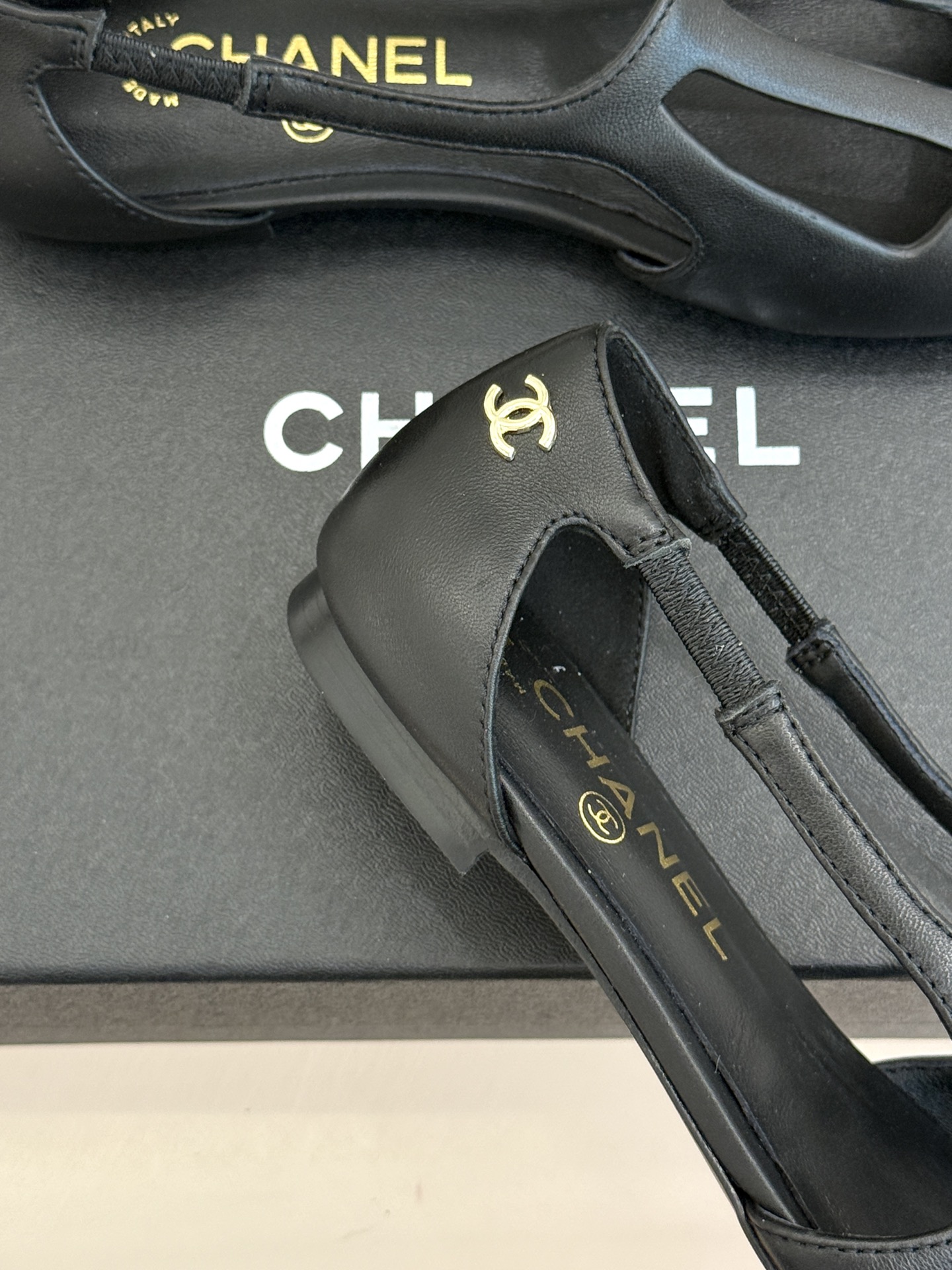 CHANE*|小香26A新品双C圆头拼色镂空平底凉鞋小双C暗纹藏于镂空肌理复古圆头包裹住娇俏足尖经典拼色 CHANE*|小香26A新品双C圆头拼色镂空平底凉鞋小双C暗纹藏于镂空肌理复古圆头包裹住娇俏足尖经典拼色