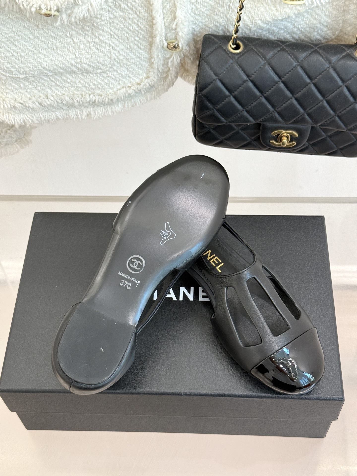 CHANE*|小香26A新品双C圆头拼色镂空平底凉鞋小双C暗纹藏于镂空肌理复古圆头包裹住娇俏足尖经典拼色 CHANE*|小香26A新品双C圆头拼色镂空平底凉鞋小双C暗纹藏于镂空肌理复古圆头包裹住娇俏足尖经典拼色