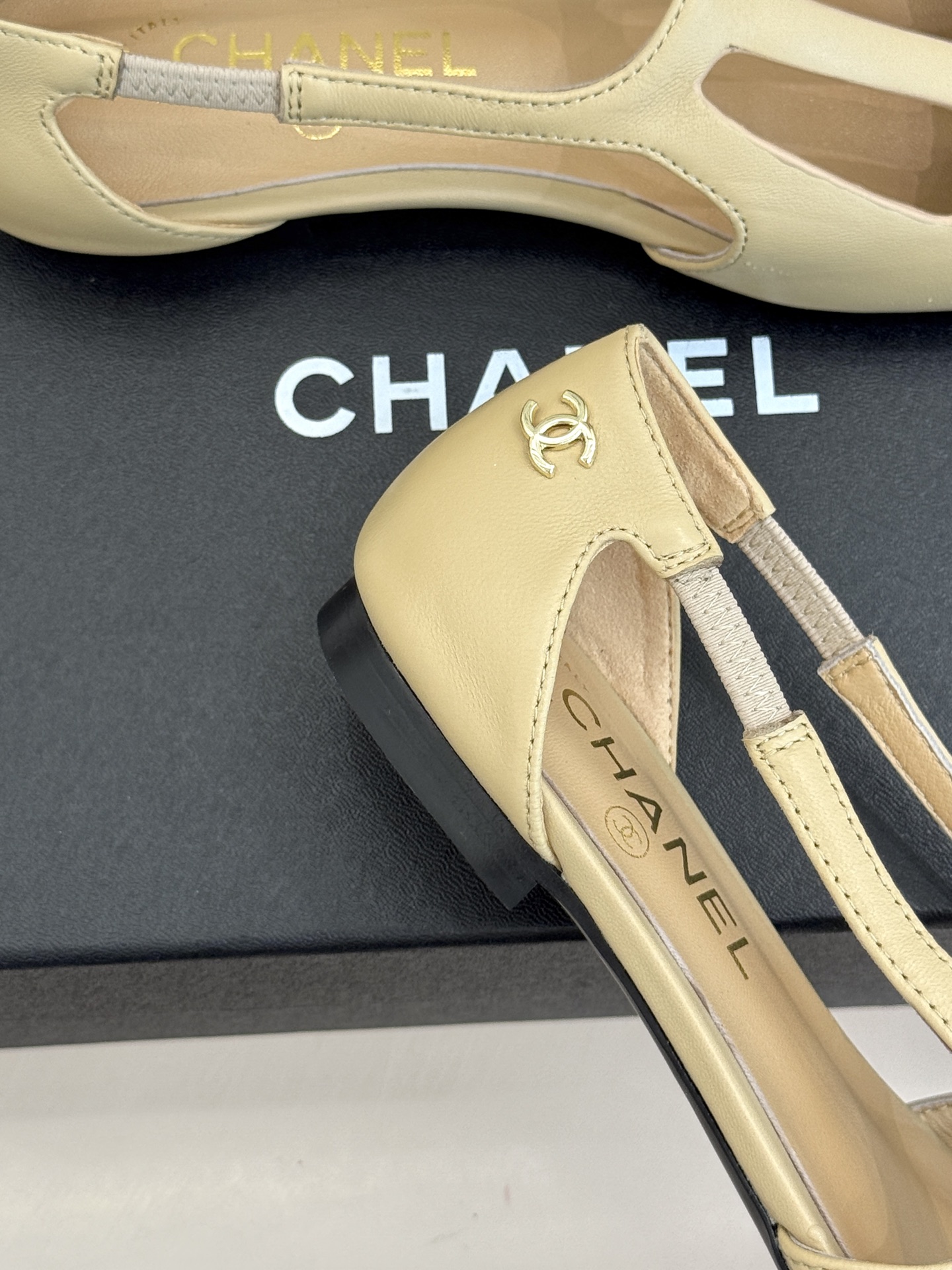 CHANE*|小香26A新品双C圆头拼色镂空平底凉鞋小双C暗纹藏于镂空肌理复古圆头包裹住娇俏足尖经典拼色 CHANE*|小香26A新品双C圆头拼色镂空平底凉鞋小双C暗纹藏于镂空肌理复古圆头包裹住娇俏足尖经典拼色