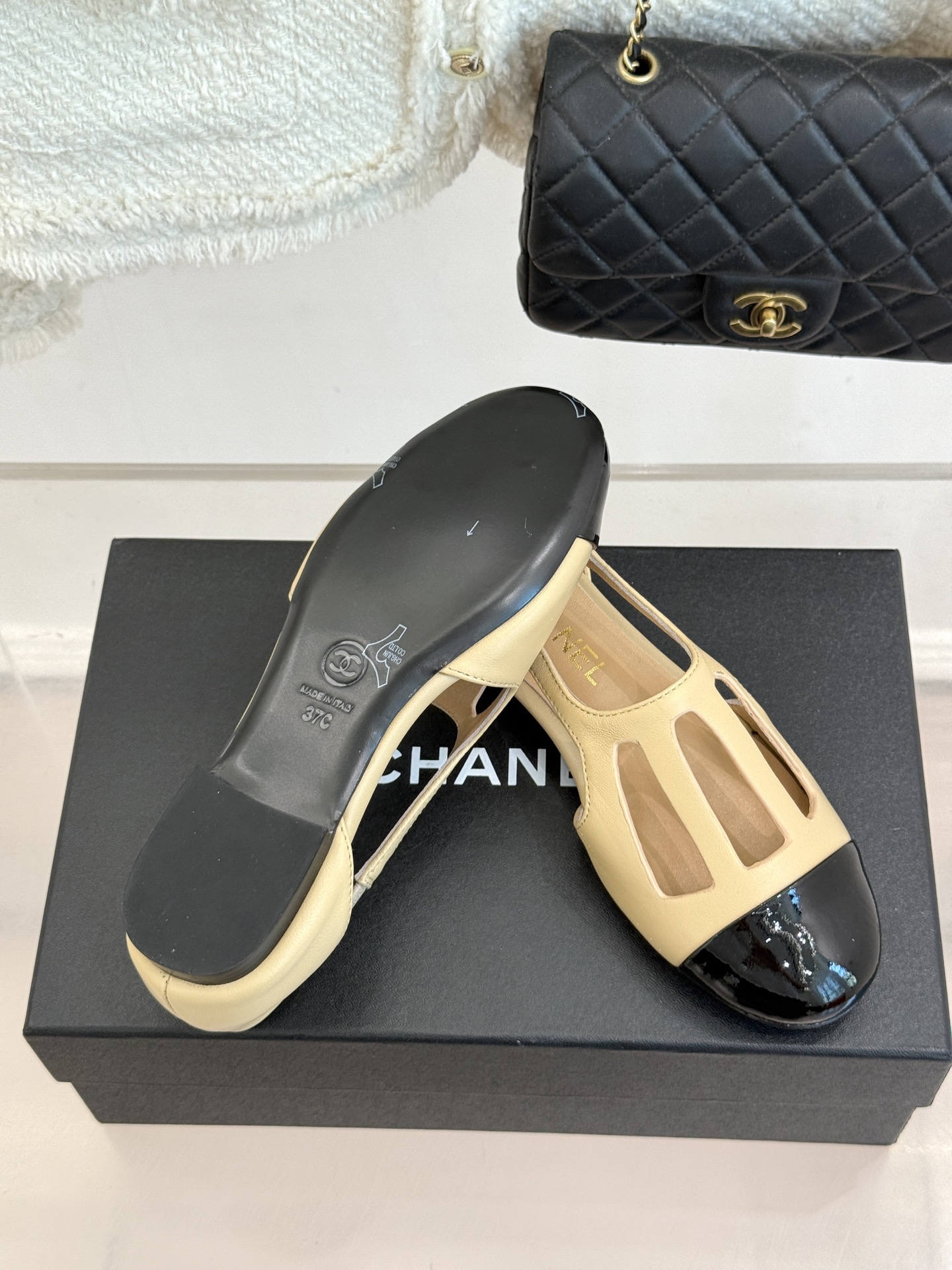 CHANE*|小香26A新品双C圆头拼色镂空平底凉鞋小双C暗纹藏于镂空肌理复古圆头包裹住娇俏足尖经典拼色 CHANE*|小香26A新品双C圆头拼色镂空平底凉鞋小双C暗纹藏于镂空肌理复古圆头包裹住娇俏足尖经典拼色