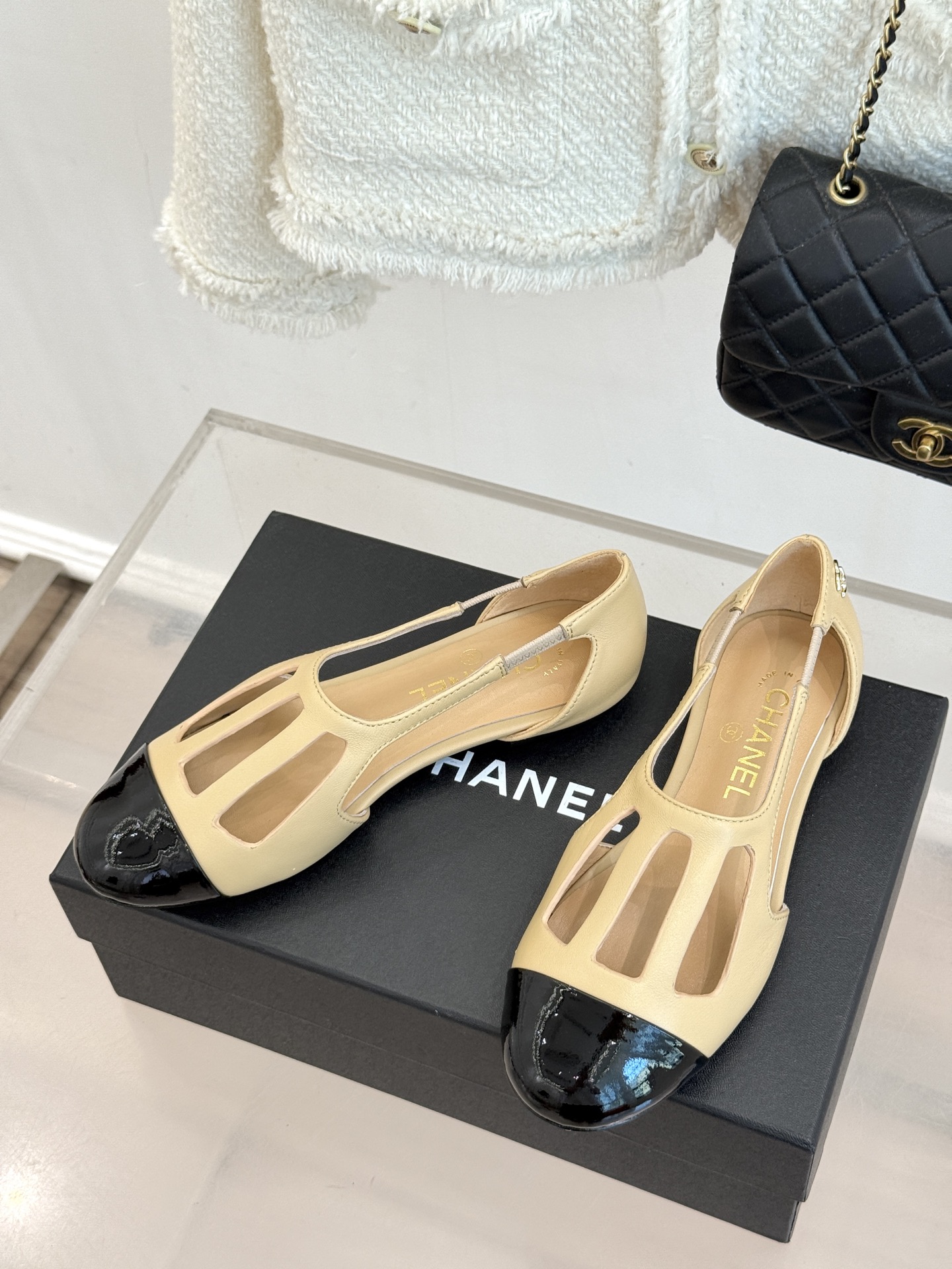 CHANE*|小香26A新品双C圆头拼色镂空平底凉鞋小双C暗纹藏于镂空肌理复古圆头包裹住娇俏足尖经典拼色 CHANE*|小香26A新品双C圆头拼色镂空平底凉鞋小双C暗纹藏于镂空肌理复古圆头包裹住娇俏足尖经典拼色