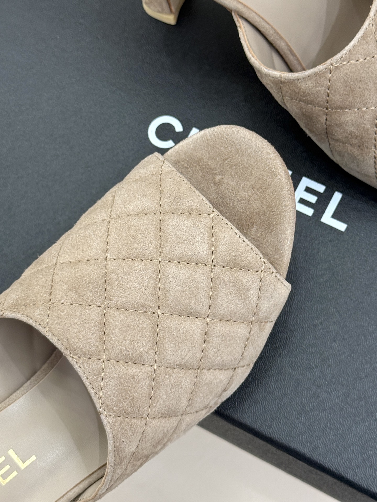 CHANE*|小香26A新品菱格鱼嘴高跟拖鞋26A早秋封神单品金属双C闪得挪不开眼经典菱格纹高级感拉满鞋 CHANE*|小香26A新品菱格鱼嘴高跟拖鞋26A早秋封神单品金属双C闪得挪不开眼经典菱格纹高级感拉满鞋