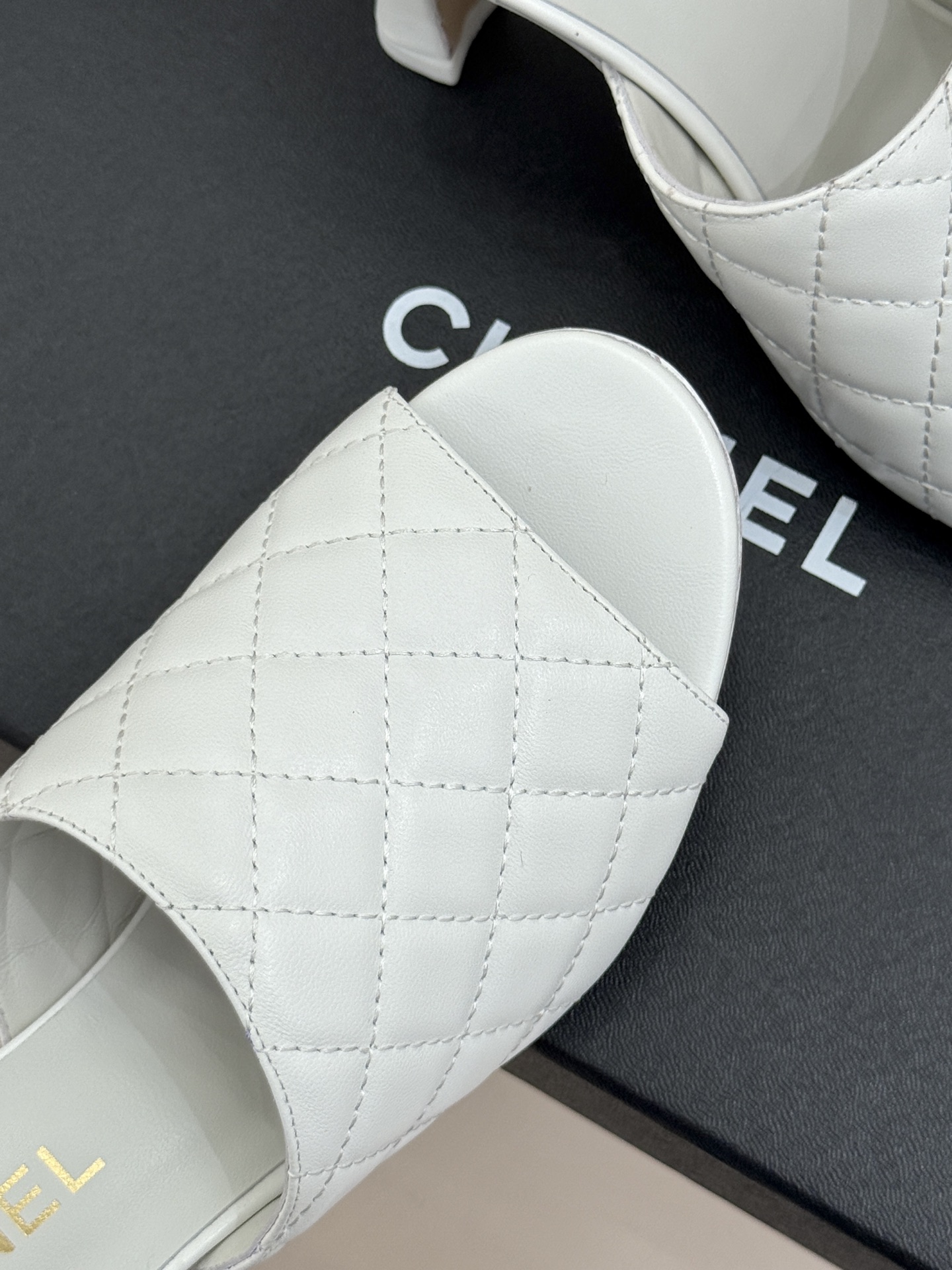 CHANE*|小香26A新品菱格鱼嘴高跟拖鞋26A早秋封神单品金属双C闪得挪不开眼经典菱格纹高级感拉满鞋 CHANE*|小香26A新品菱格鱼嘴高跟拖鞋26A早秋封神单品金属双C闪得挪不开眼经典菱格纹高级感拉满鞋