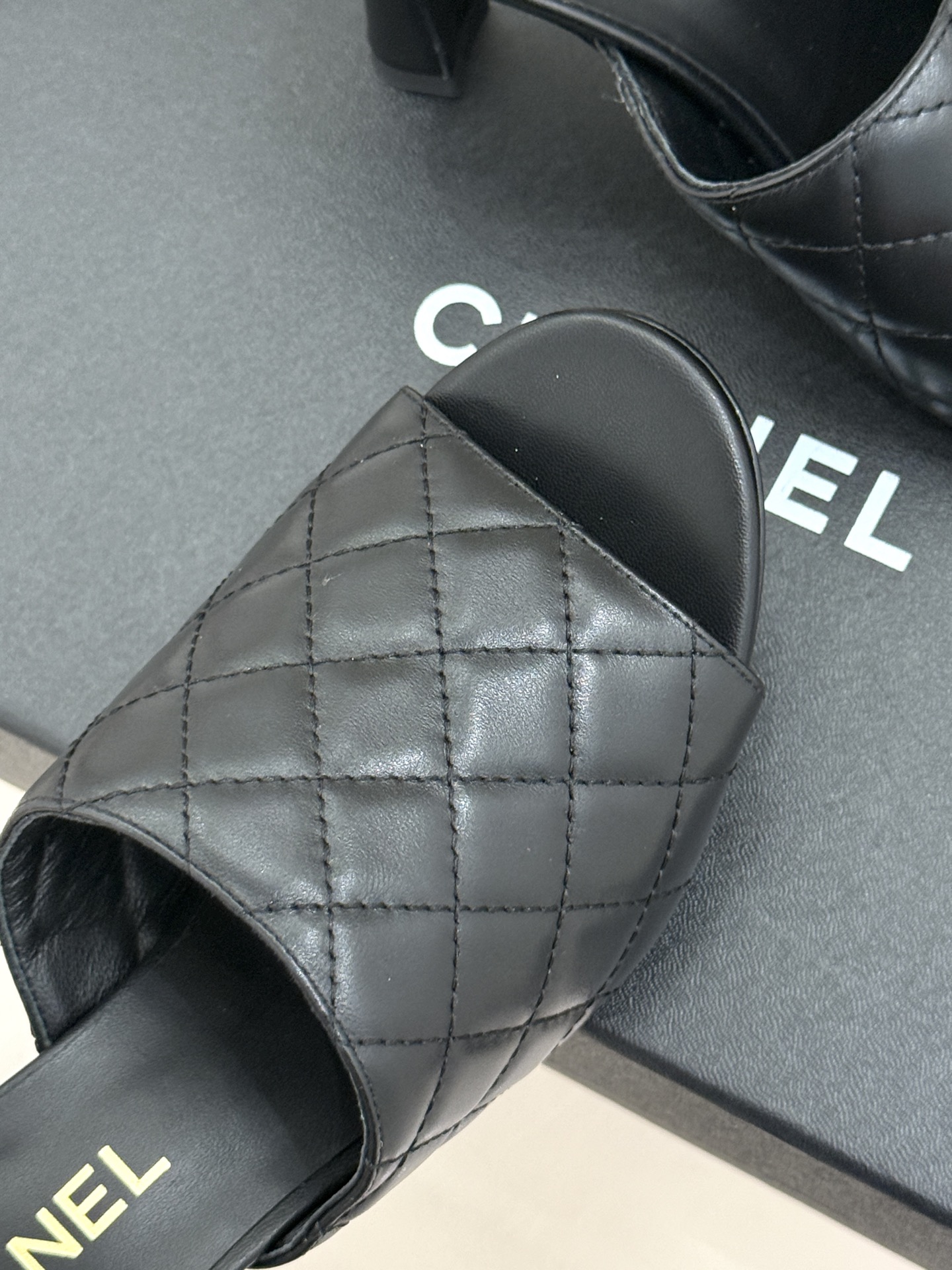 CHANE*|小香26A新品菱格鱼嘴高跟拖鞋26A早秋封神单品金属双C闪得挪不开眼经典菱格纹高级感拉满鞋 CHANE*|小香26A新品菱格鱼嘴高跟拖鞋26A早秋封神单品金属双C闪得挪不开眼经典菱格纹高级感拉满鞋