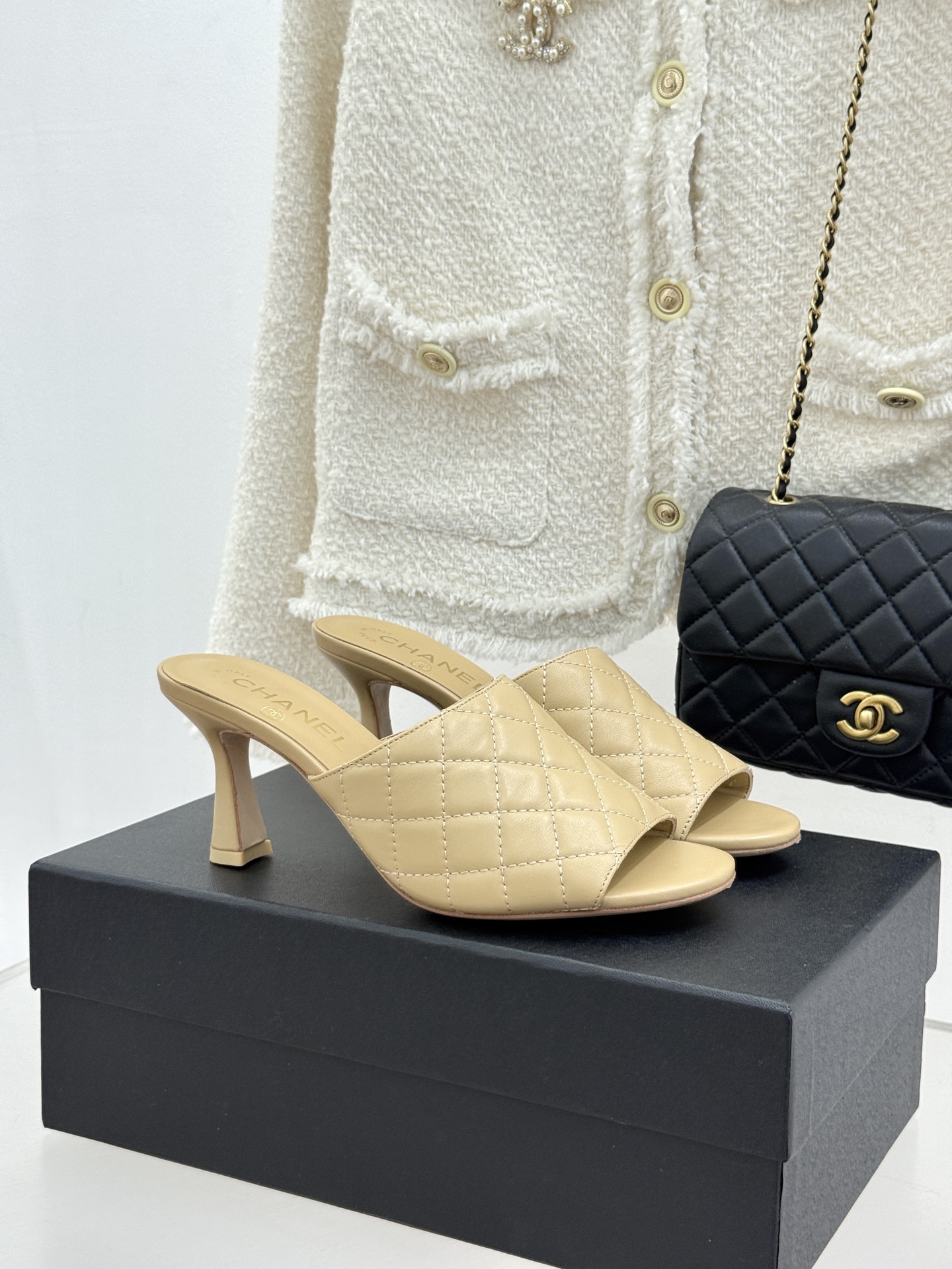 NO:876582,CHANE*｜Xiaoxiang 26A new product Diamond fish mouth high-heeled slippers 26A early autumn single product The metal double C is so flashy that you can’t take your eyes away The classic diamond pattern has a sense of luxury The texture of the metal buckle on the heel is amazing Fish mouth cut open toe is super sexy The stiletto heel quietly lifts the body The lambskin lining is so soft that it melts The heel design is super easy to put on and take off With a little black skirt, you will be the queen of the evening party With a suit, you can instantly become a workplace elite  Wear it for a date with its own noble filter. Walking in the wind without scratching your feet. The beauty that cannot be hidden in low-key luxury. The good taste that is revealed inadvertently. The early autumn white moonlight in the shoe cabinet. This pair is really fall in love at a glance. Whoever wears it will be the rich flower in the world. The fabric is made of original customized leather. The lining of the toes is all sheepskin. The Italian imported genuine leather outsole size 35-39 (customized 40/41)  No. 84520260601, high heels and slippers, chanel, high heels, slippers, skirts, business suit, sheepskin, Leather soles19860909CHANE*｜小香26A新品 菱格鱼嘴高跟拖鞋 26A早秋封神单品 金属双C闪得挪不开眼 经典菱格纹高级感拉满 鞋跟金属扣质感超惊艳 鱼嘴剪裁露趾超撩人 细高跟悄悄拔高身形 小羊皮内里软到融化 踩跟设计穿脱超省心 配小黑裙是晚宴女王 搭西装秒变职场精英 约会穿自带贵气滤镜 走路带风还不磨脚 低调奢华藏不住的美 不经意流露的好品味 鞋柜里的早秋白月光 这双真的一眼就沦陷 谁穿谁是人间富贵花 面料采用原版定制皮料 内里踮脚均为羊皮 意大利进口真皮大底 size35-39（40/41定制） 编号84520260601,高跟鞋拖鞋,chanel,high heels,slippers,skirts,business suit,sheepskin,Leather soles,Women's Shoes