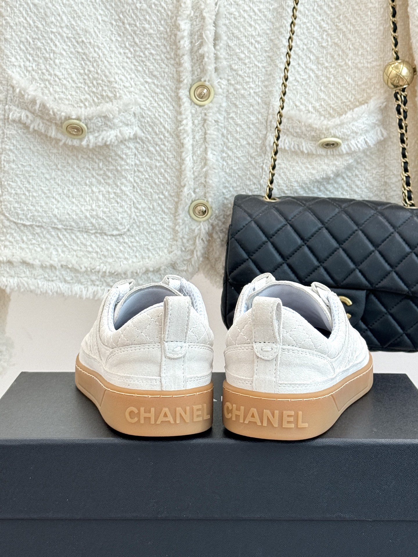 CHANE*|小香26A经典菱格休闲运动鞋板鞋把奢雅揉进日常穿搭柔软皮革菱格质感绝佳鞋舌双C微标藏巧思透 CHANE*|小香26A经典菱格休闲运动鞋板鞋把奢雅揉进日常穿搭柔软皮革菱格质感绝佳鞋舌双C微标藏巧思透