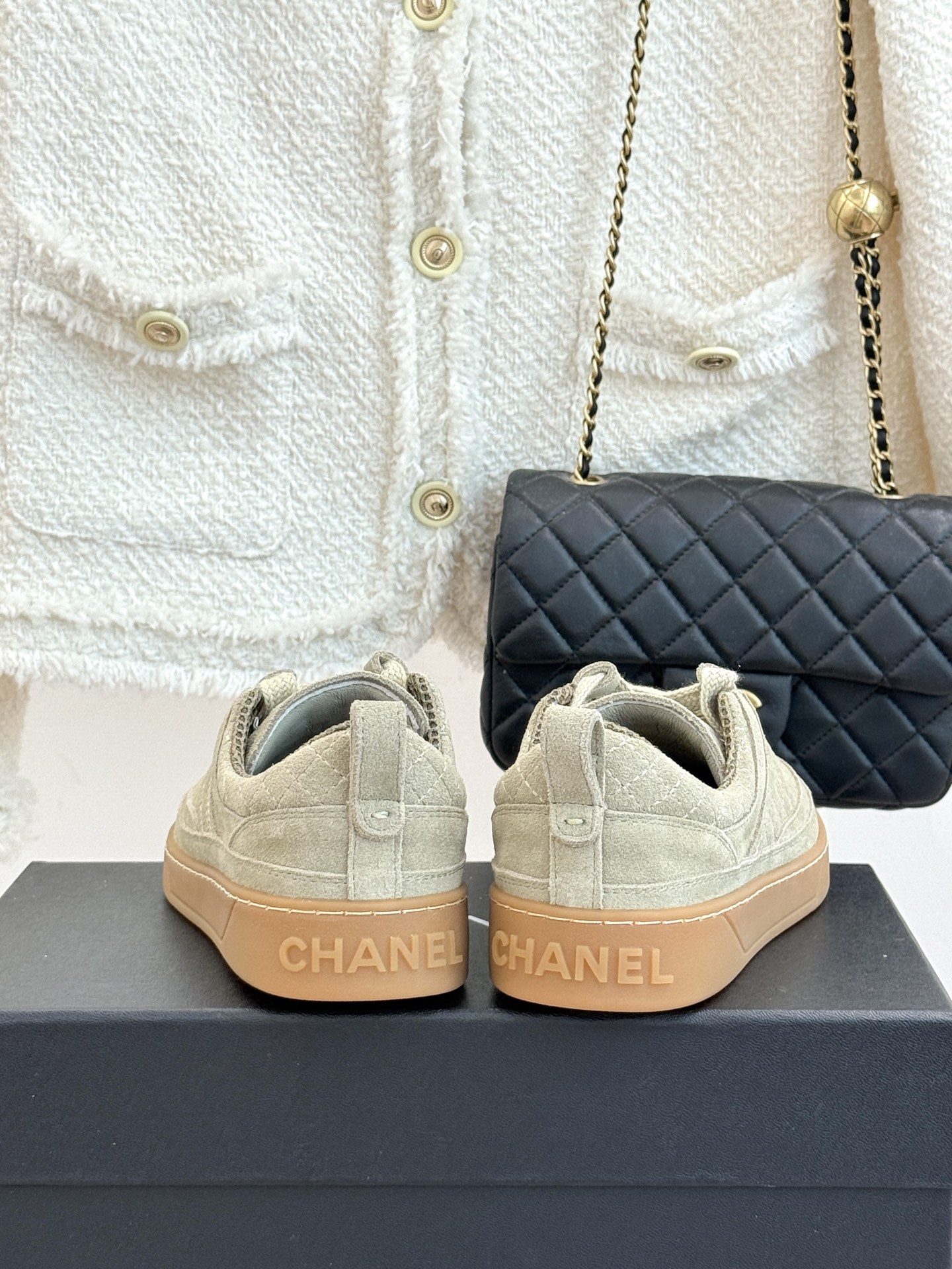 CHANE*|小香26A经典菱格休闲运动鞋板鞋把奢雅揉进日常穿搭柔软皮革菱格质感绝佳鞋舌双C微标藏巧思透 CHANE*|小香26A经典菱格休闲运动鞋板鞋把奢雅揉进日常穿搭柔软皮革菱格质感绝佳鞋舌双C微标藏巧思透