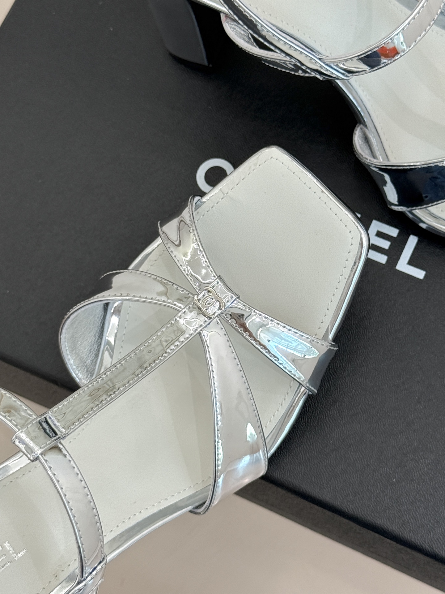 CHANE*｜小香26A双C细带方头细跟高跟凉鞋Chanel 26A 工坊新作双C细带方头高跟凉鞋把法式