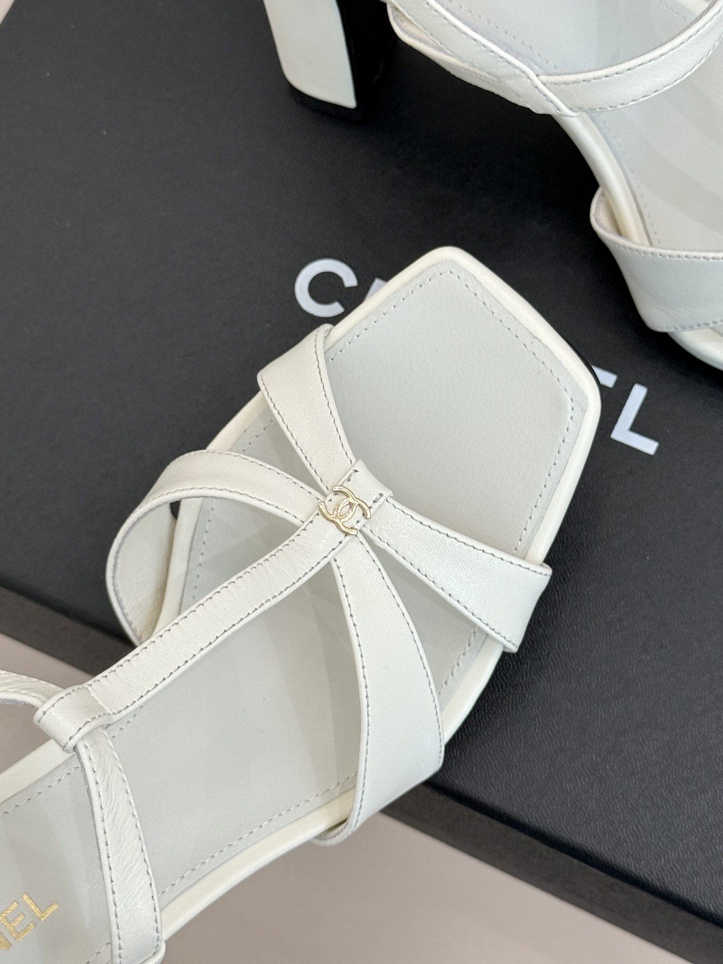 CHANE*｜小香26A双C细带方头细跟高跟凉鞋Chanel 26A 工坊新作双C细带方头高跟凉鞋把法式