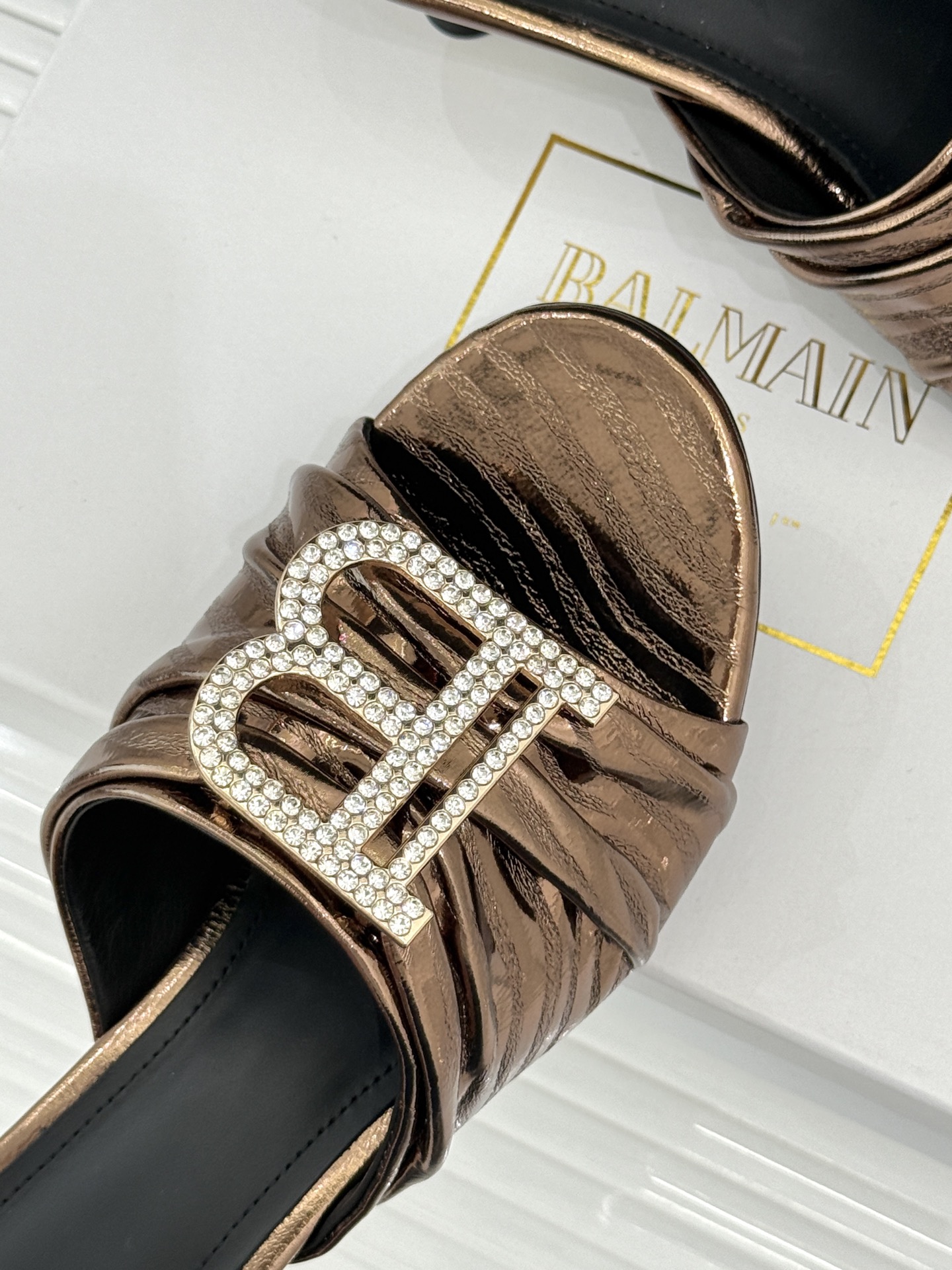 Balmain|巴尔曼经典B水钻扣一字带褶皱猫跟拖鞋经典B水钻扣猫跟拖鞋褶皱一字带揉进法式浪漫进口软牛皮 Balmain|巴尔曼经典B水钻扣一字带褶皱猫跟拖鞋经典B水钻扣猫跟拖鞋褶皱一字带揉进法式浪漫进口软牛皮