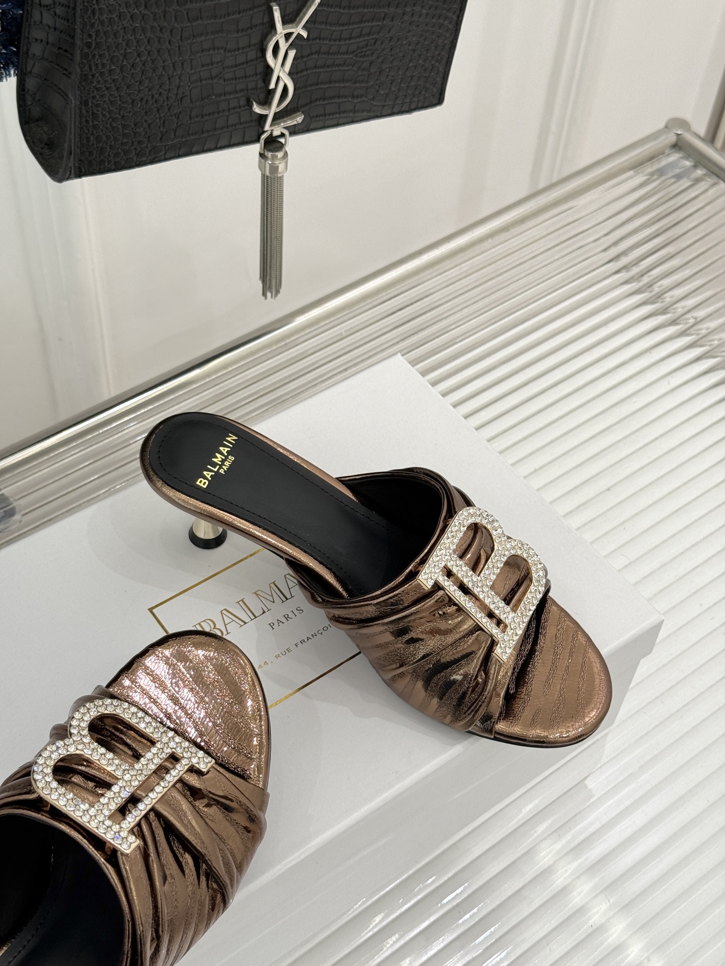 Balmain|巴尔曼经典B水钻扣一字带褶皱猫跟拖鞋经典B水钻扣猫跟拖鞋褶皱一字带揉进法式浪漫进口软牛皮 Balmain|巴尔曼经典B水钻扣一字带褶皱猫跟拖鞋经典B水钻扣猫跟拖鞋褶皱一字带揉进法式浪漫进口软牛皮