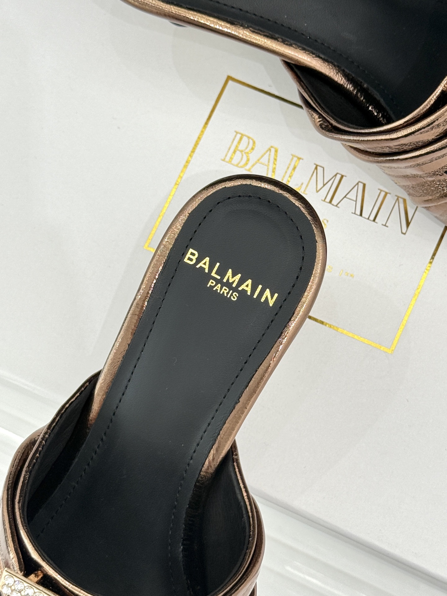 Balmain|巴尔曼经典B水钻扣一字带褶皱猫跟拖鞋经典B水钻扣猫跟拖鞋褶皱一字带揉进法式浪漫进口软牛皮 Balmain|巴尔曼经典B水钻扣一字带褶皱猫跟拖鞋经典B水钻扣猫跟拖鞋褶皱一字带揉进法式浪漫进口软牛皮