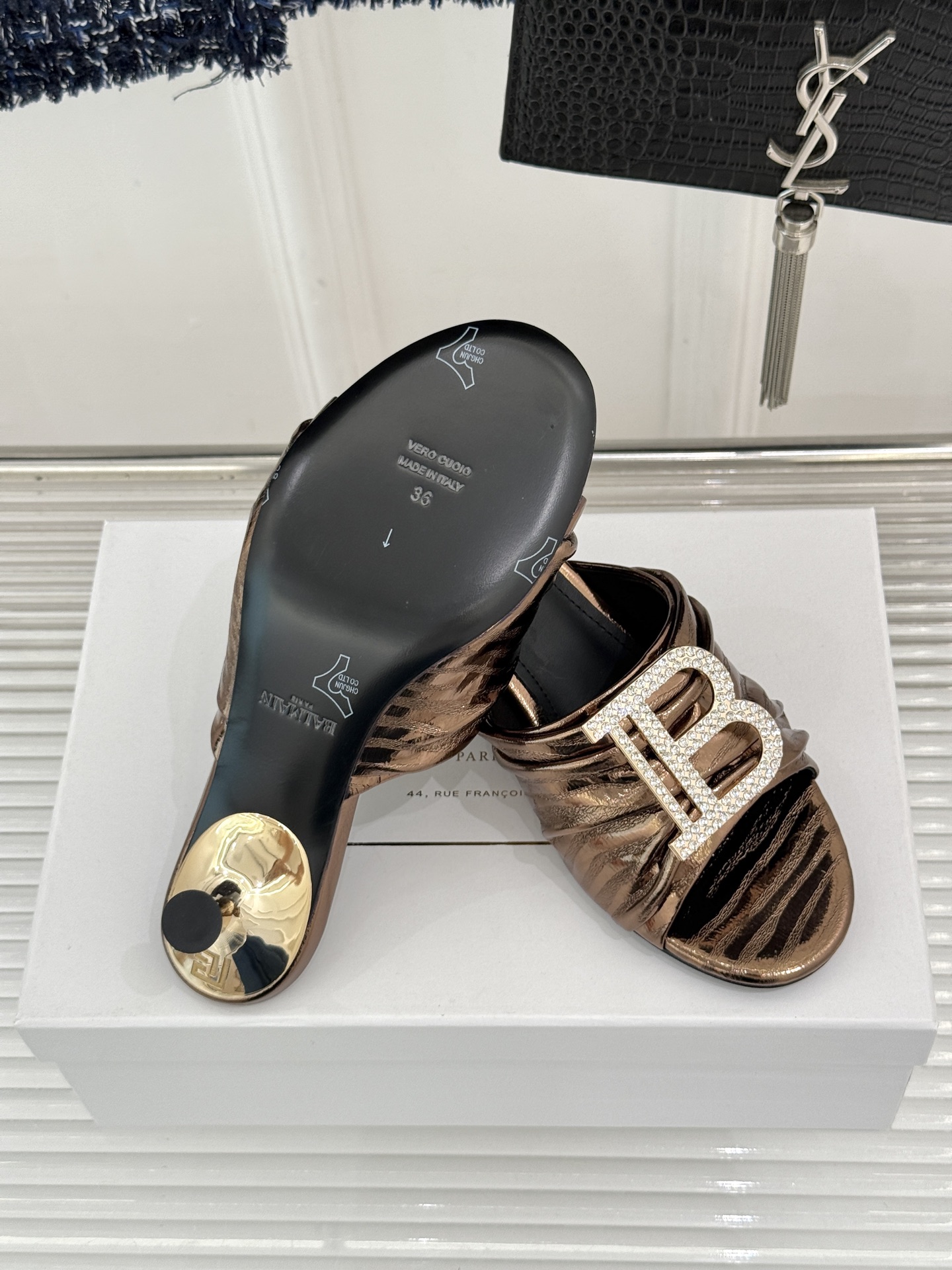 Balmain|巴尔曼经典B水钻扣一字带褶皱猫跟拖鞋经典B水钻扣猫跟拖鞋褶皱一字带揉进法式浪漫进口软牛皮 Balmain|巴尔曼经典B水钻扣一字带褶皱猫跟拖鞋经典B水钻扣猫跟拖鞋褶皱一字带揉进法式浪漫进口软牛皮