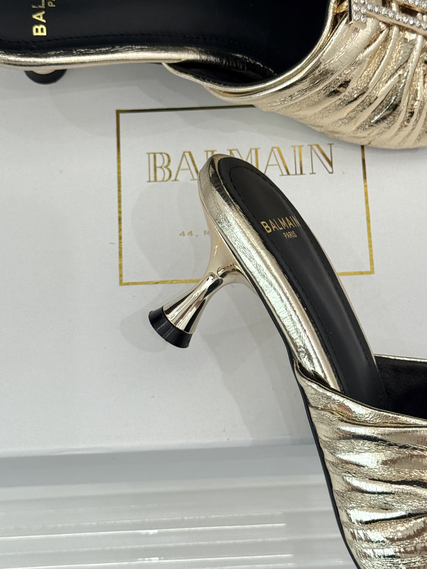 Balmain|巴尔曼经典B水钻扣一字带褶皱猫跟拖鞋经典B水钻扣猫跟拖鞋褶皱一字带揉进法式浪漫进口软牛皮 Balmain|巴尔曼经典B水钻扣一字带褶皱猫跟拖鞋经典B水钻扣猫跟拖鞋褶皱一字带揉进法式浪漫进口软牛皮