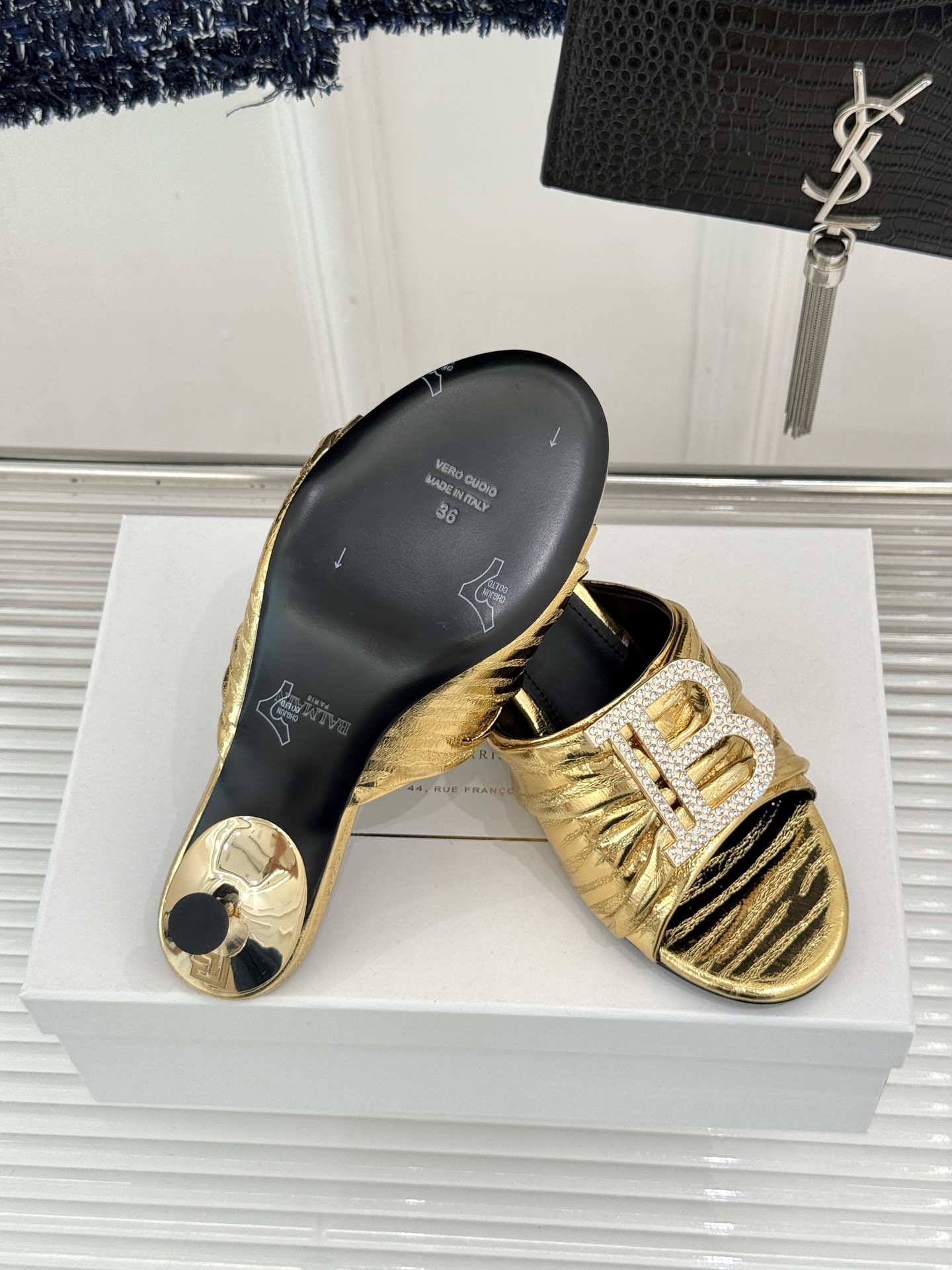 Balmain｜巴尔曼经典B水钻扣一字带褶皱猫跟拖鞋经典B水钻扣猫跟拖鞋褶皱一字带揉进法式浪漫进口软牛皮