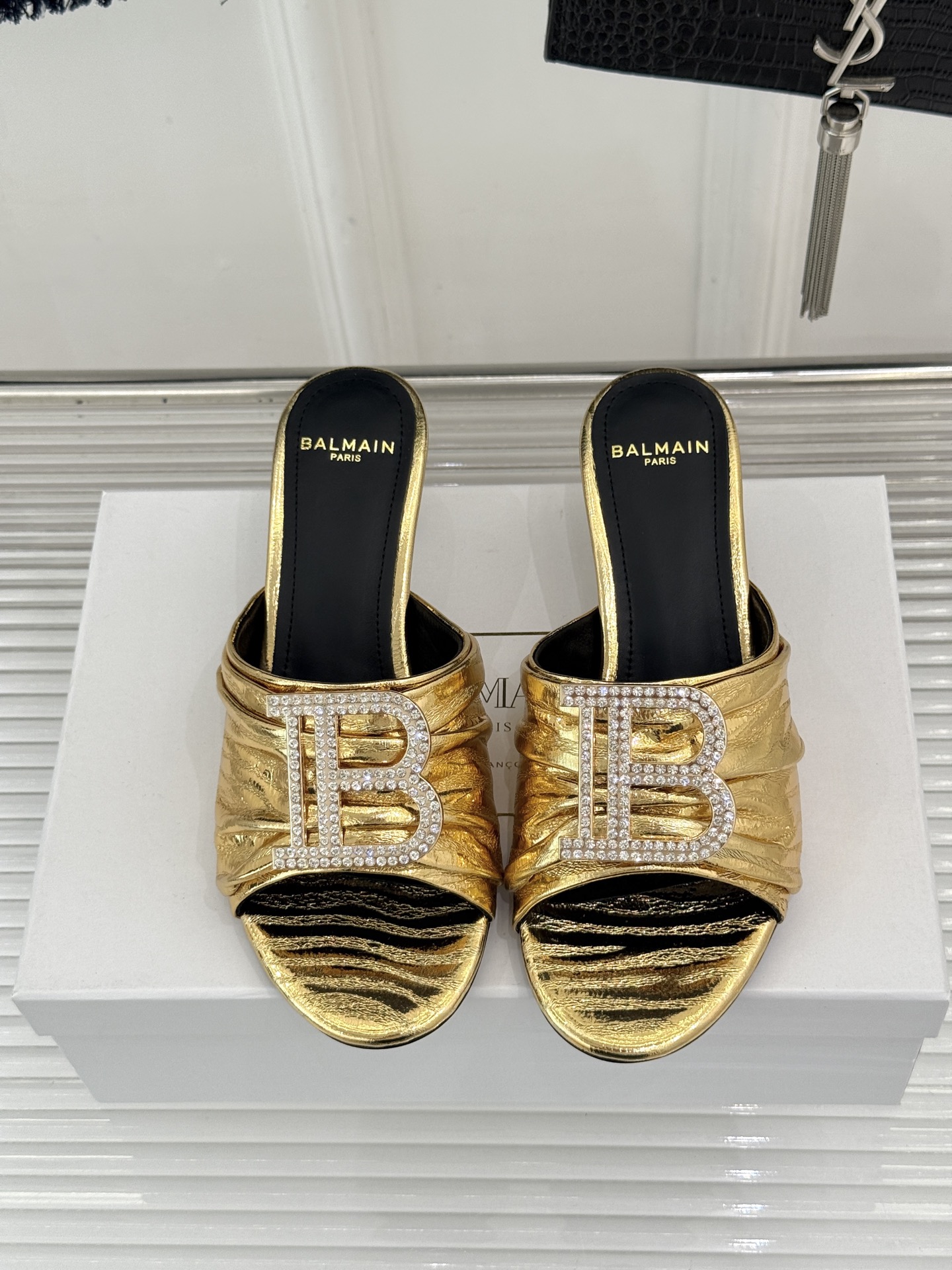Balmain｜巴尔曼经典B水钻扣一字带褶皱猫跟拖鞋经典B水钻扣猫跟拖鞋褶皱一字带揉进法式浪漫进口软牛皮