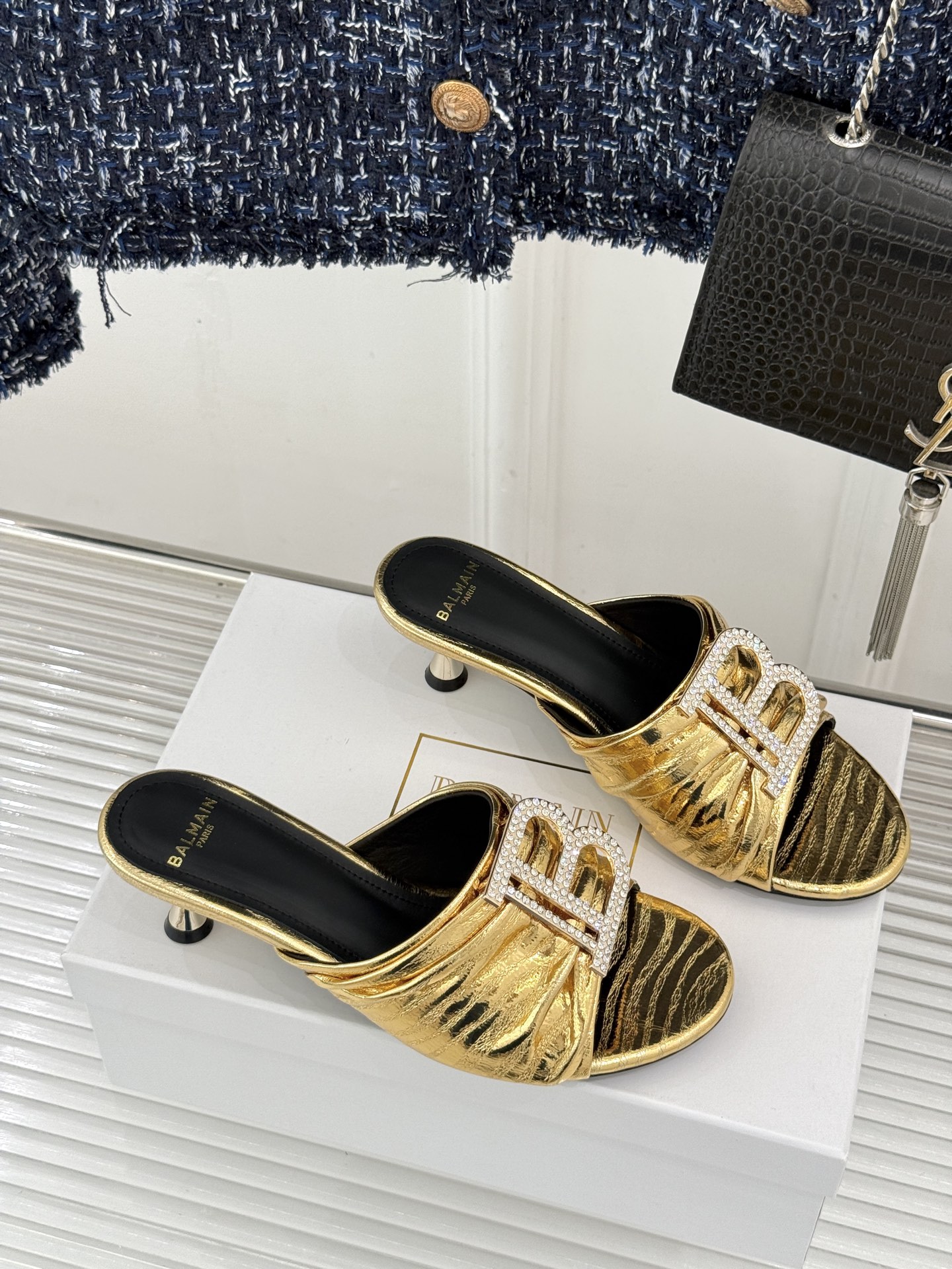 Balmain｜巴尔曼经典B水钻扣一字带褶皱猫跟拖鞋经典B水钻扣猫跟拖鞋褶皱一字带揉进法式浪漫进口软牛皮