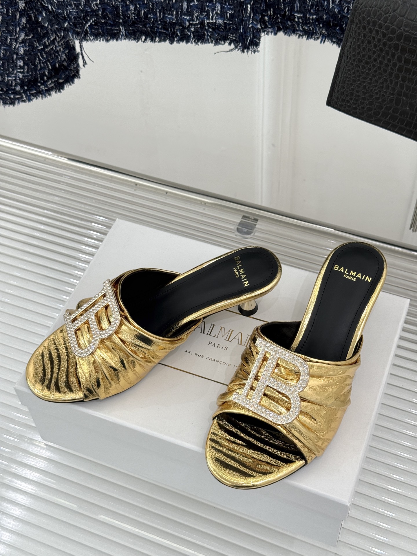 Balmain｜巴尔曼经典B水钻扣一字带褶皱猫跟拖鞋经典B水钻扣猫跟拖鞋褶皱一字带揉进法式浪漫进口软牛皮