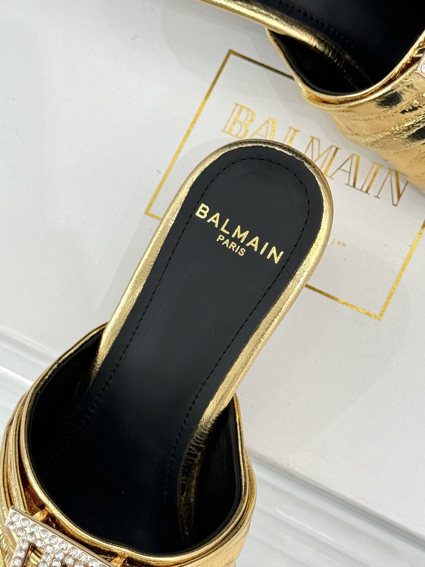 Balmain｜巴尔曼经典B水钻扣一字带褶皱猫跟拖鞋经典B水钻扣猫跟拖鞋褶皱一字带揉进法式浪漫进口软牛皮