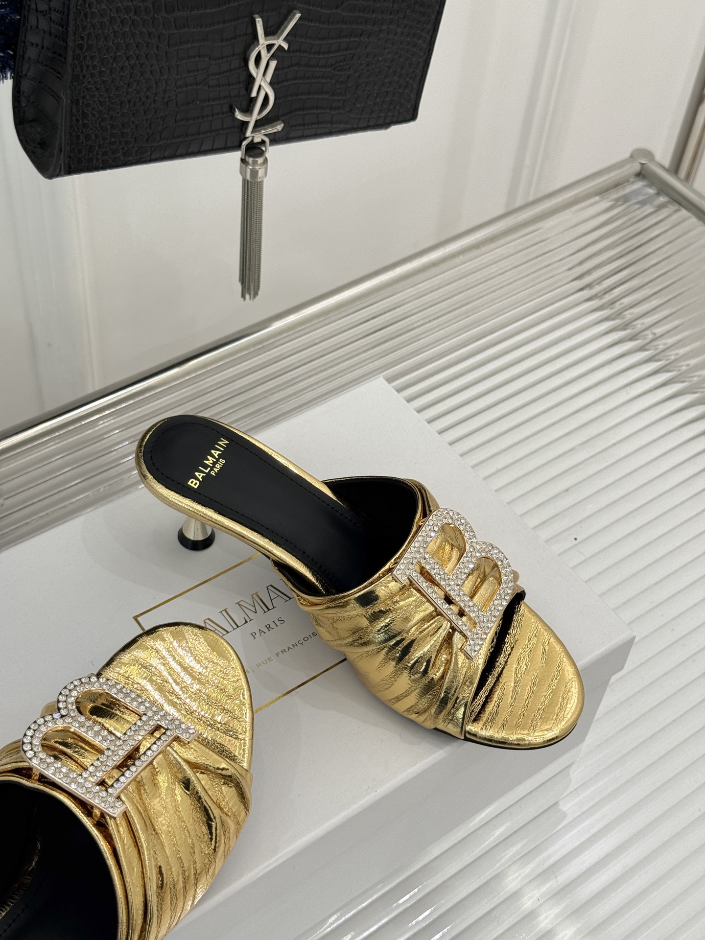 Balmain｜巴尔曼经典B水钻扣一字带褶皱猫跟拖鞋经典B水钻扣猫跟拖鞋褶皱一字带揉进法式浪漫进口软牛皮