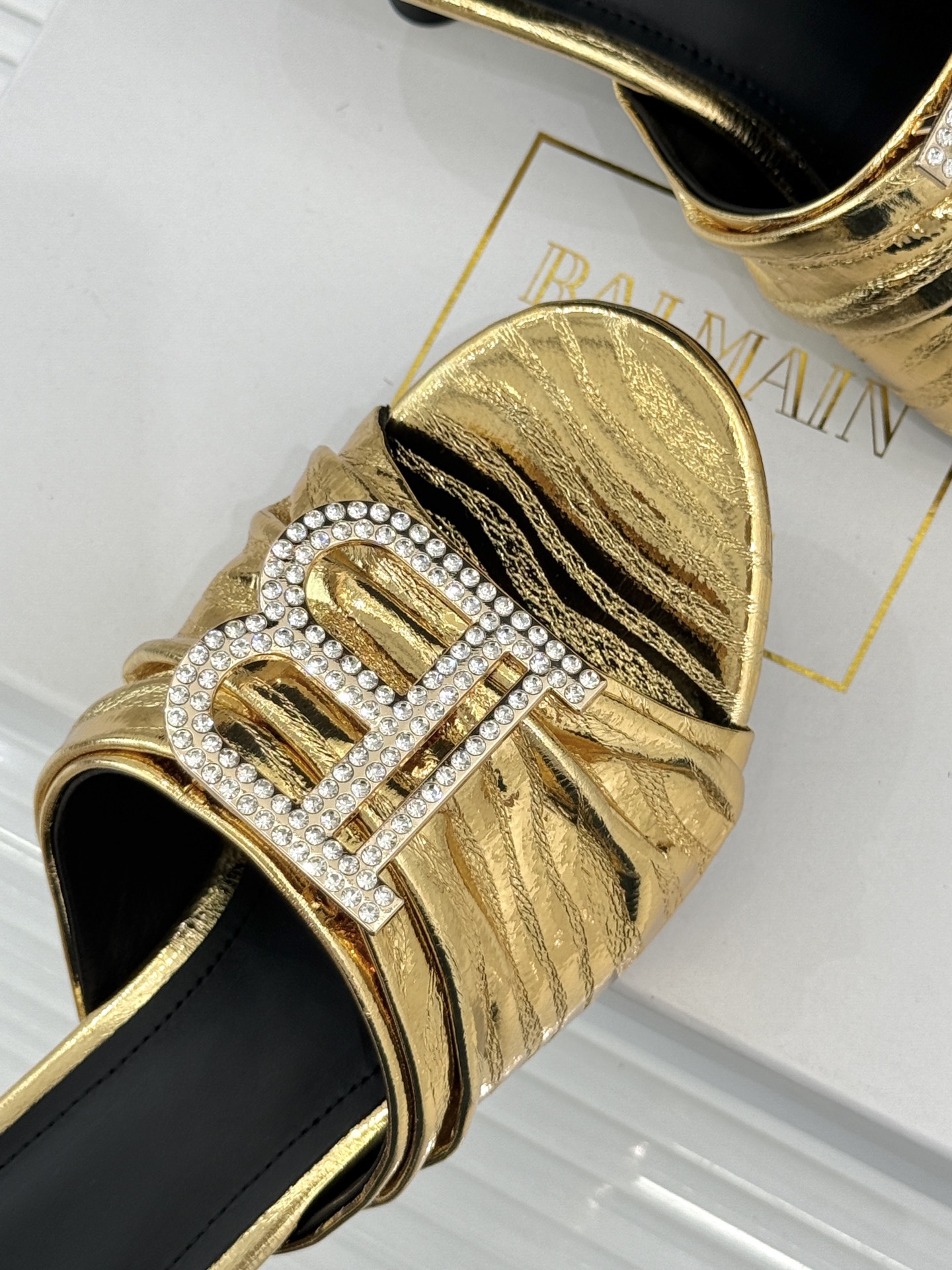 Balmain｜巴尔曼经典B水钻扣一字带褶皱猫跟拖鞋经典B水钻扣猫跟拖鞋褶皱一字带揉进法式浪漫进口软牛皮