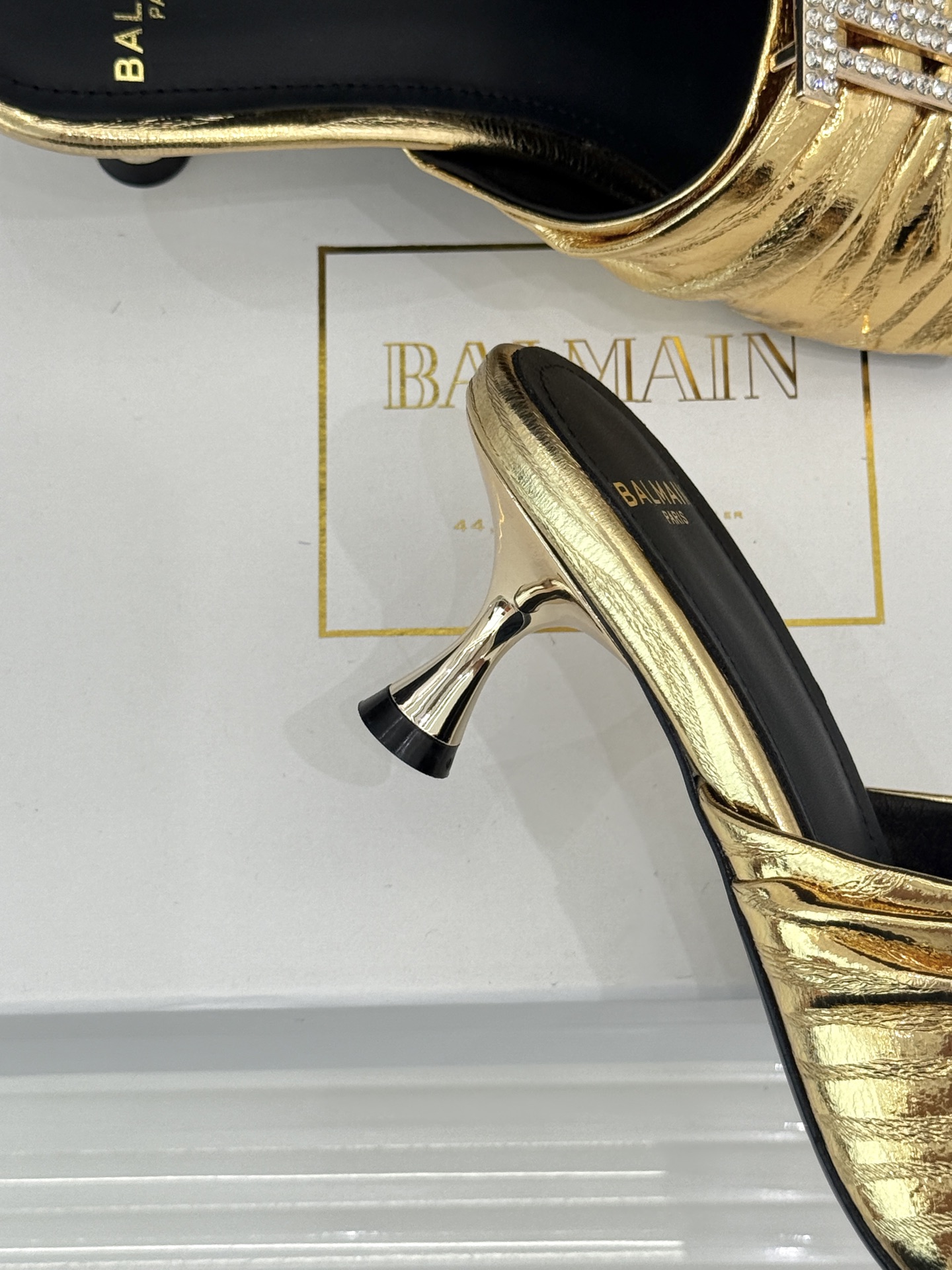 Balmain｜巴尔曼经典B水钻扣一字带褶皱猫跟拖鞋经典B水钻扣猫跟拖鞋褶皱一字带揉进法式浪漫进口软牛皮