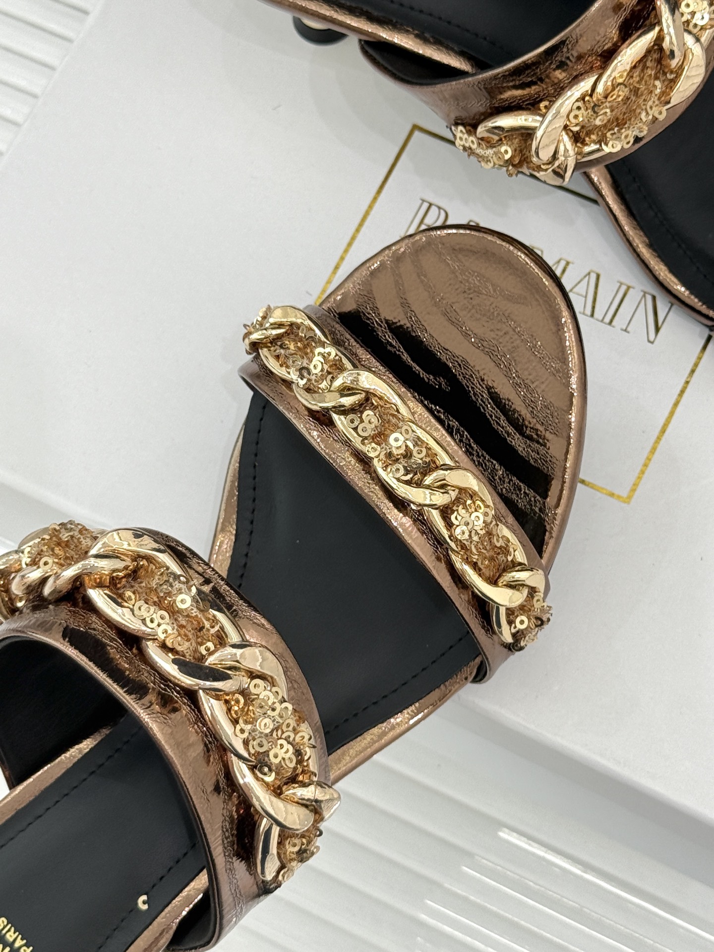 Balmain｜巴尔曼经典金属链条一字带猫跟拖鞋金属链条一字带设计把法式贵气焊在脚上意大利头层小牛皮亮面