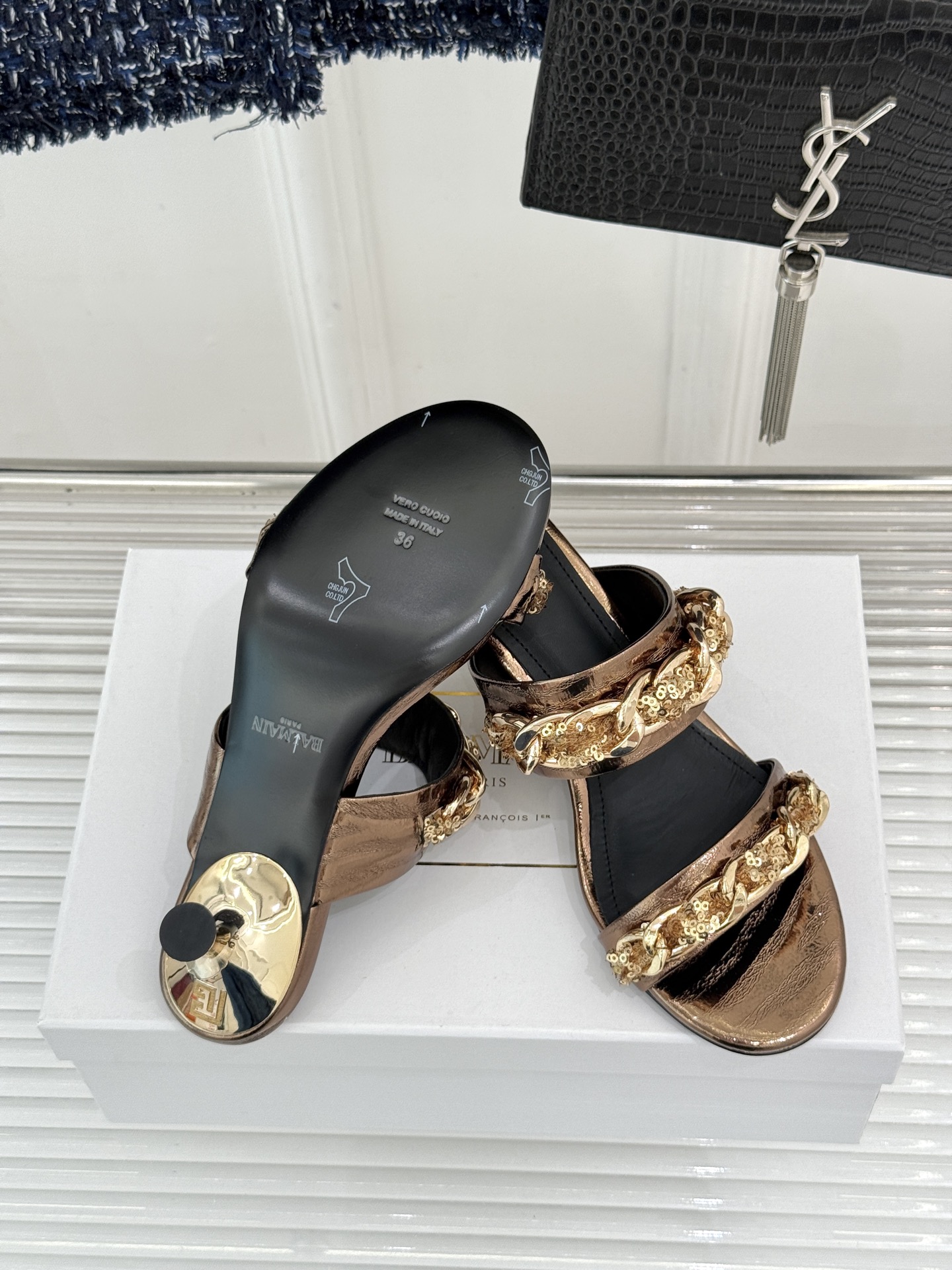 Balmain｜巴尔曼经典金属链条一字带猫跟拖鞋金属链条一字带设计把法式贵气焊在脚上意大利头层小牛皮亮面