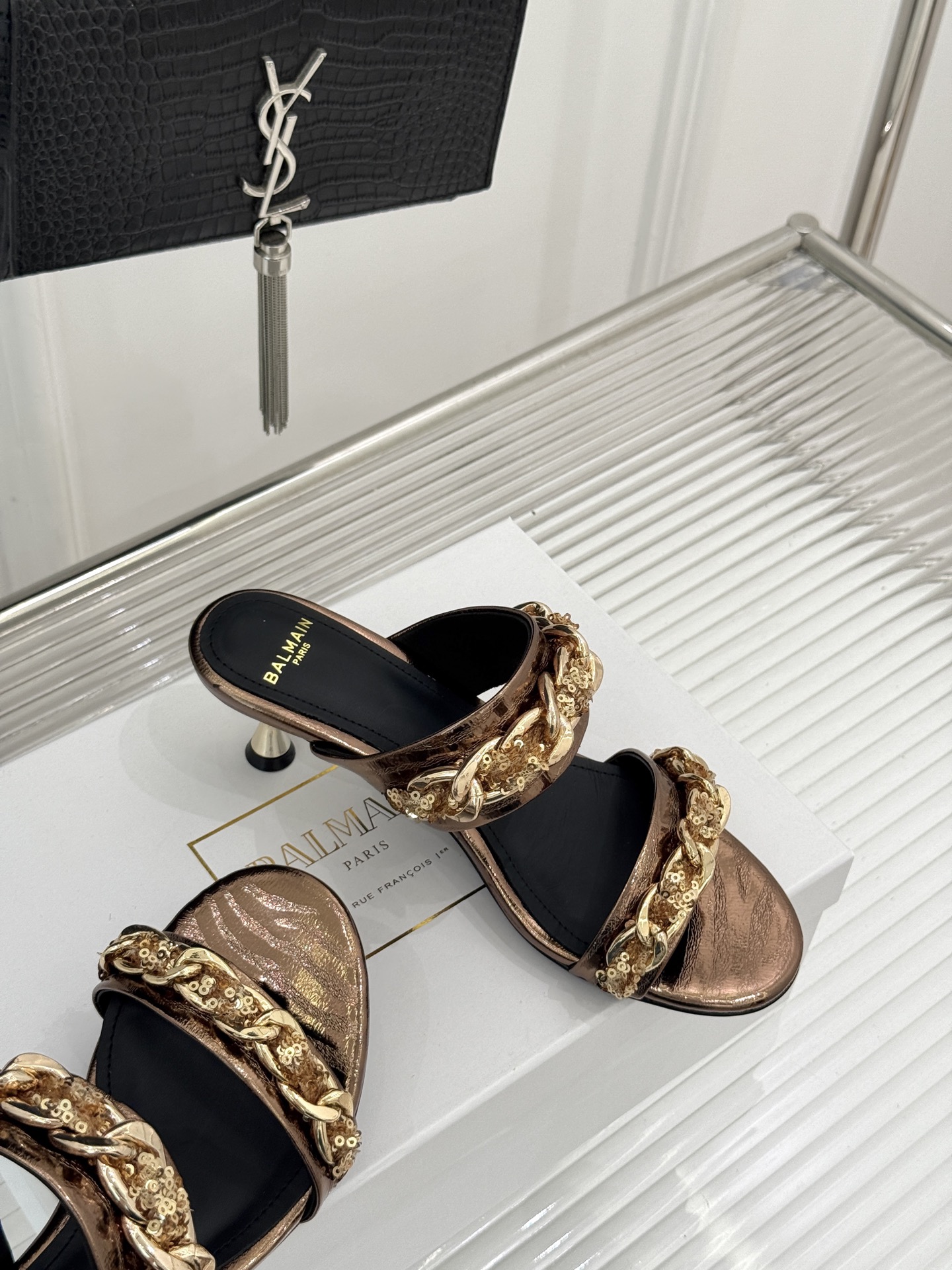 Balmain｜巴尔曼经典金属链条一字带猫跟拖鞋金属链条一字带设计把法式贵气焊在脚上意大利头层小牛皮亮面