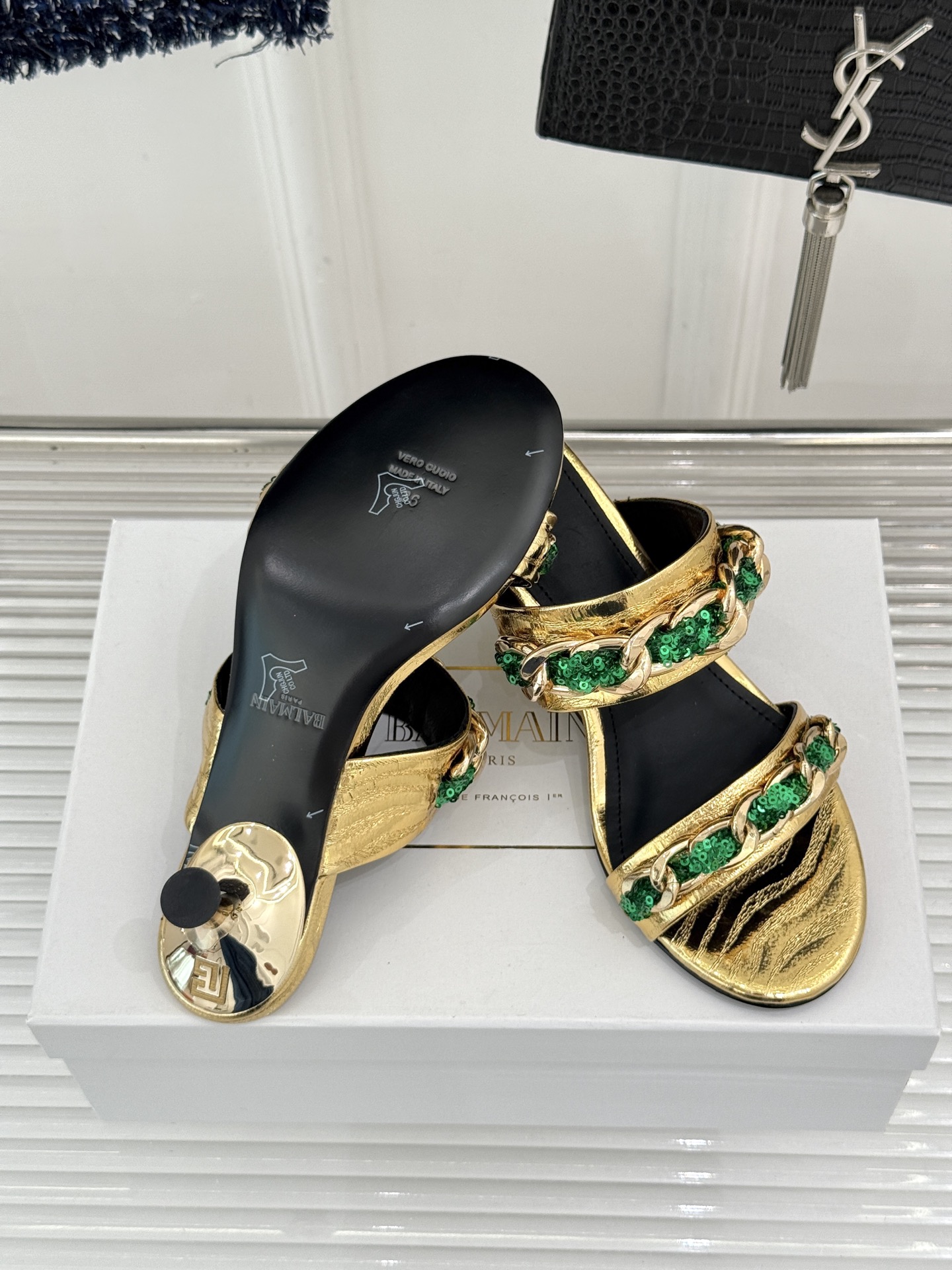 Balmain|巴尔曼经典金属链条一字带猫跟拖鞋金属链条一字带设计把法式贵气焊在脚上意大利头层小牛皮亮面 Balmain|巴尔曼经典金属链条一字带猫跟拖鞋金属链条一字带设计把法式贵气焊在脚上意大利头层小牛皮亮面