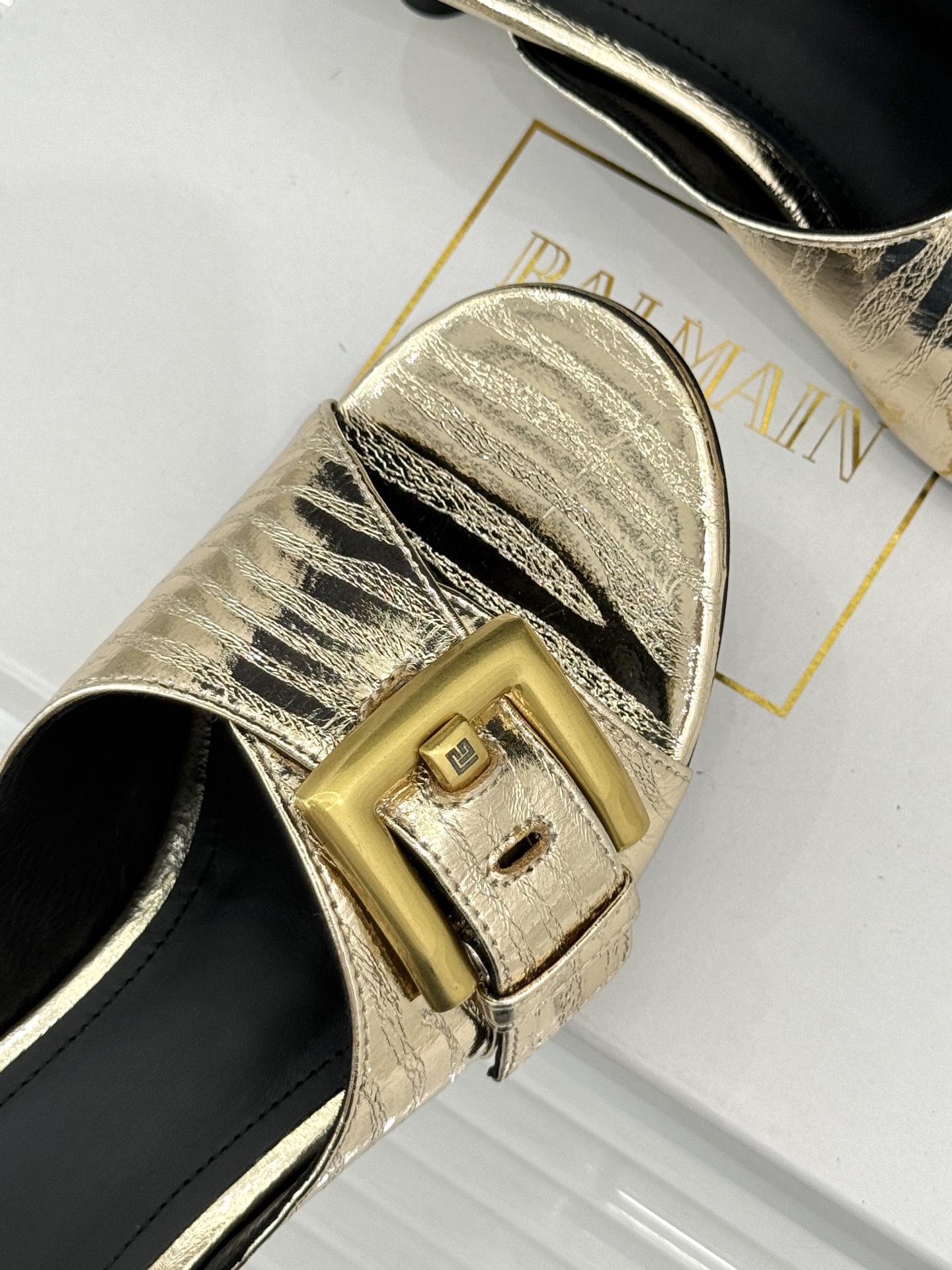 Balmain|巴尔曼经典金属扣一字带猫跟拖鞋PB金属扣一字带设计把法式贵气焊在脚上意大利手工精制小牛皮 Balmain|巴尔曼经典金属扣一字带猫跟拖鞋PB金属扣一字带设计把法式贵气焊在脚上意大利手工精制小牛皮