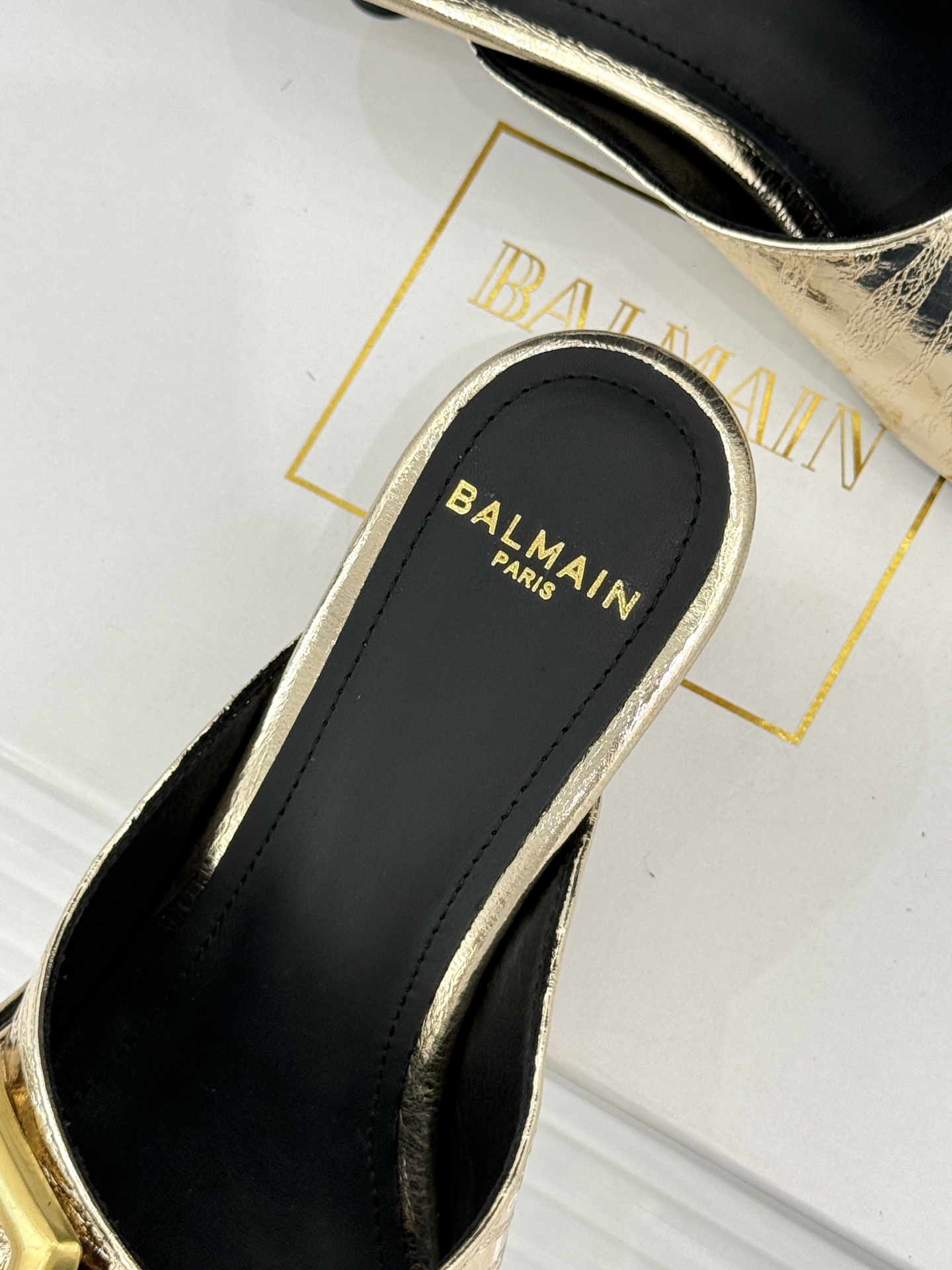 Balmain|巴尔曼经典金属扣一字带猫跟拖鞋PB金属扣一字带设计把法式贵气焊在脚上意大利手工精制小牛皮 Balmain|巴尔曼经典金属扣一字带猫跟拖鞋PB金属扣一字带设计把法式贵气焊在脚上意大利手工精制小牛皮